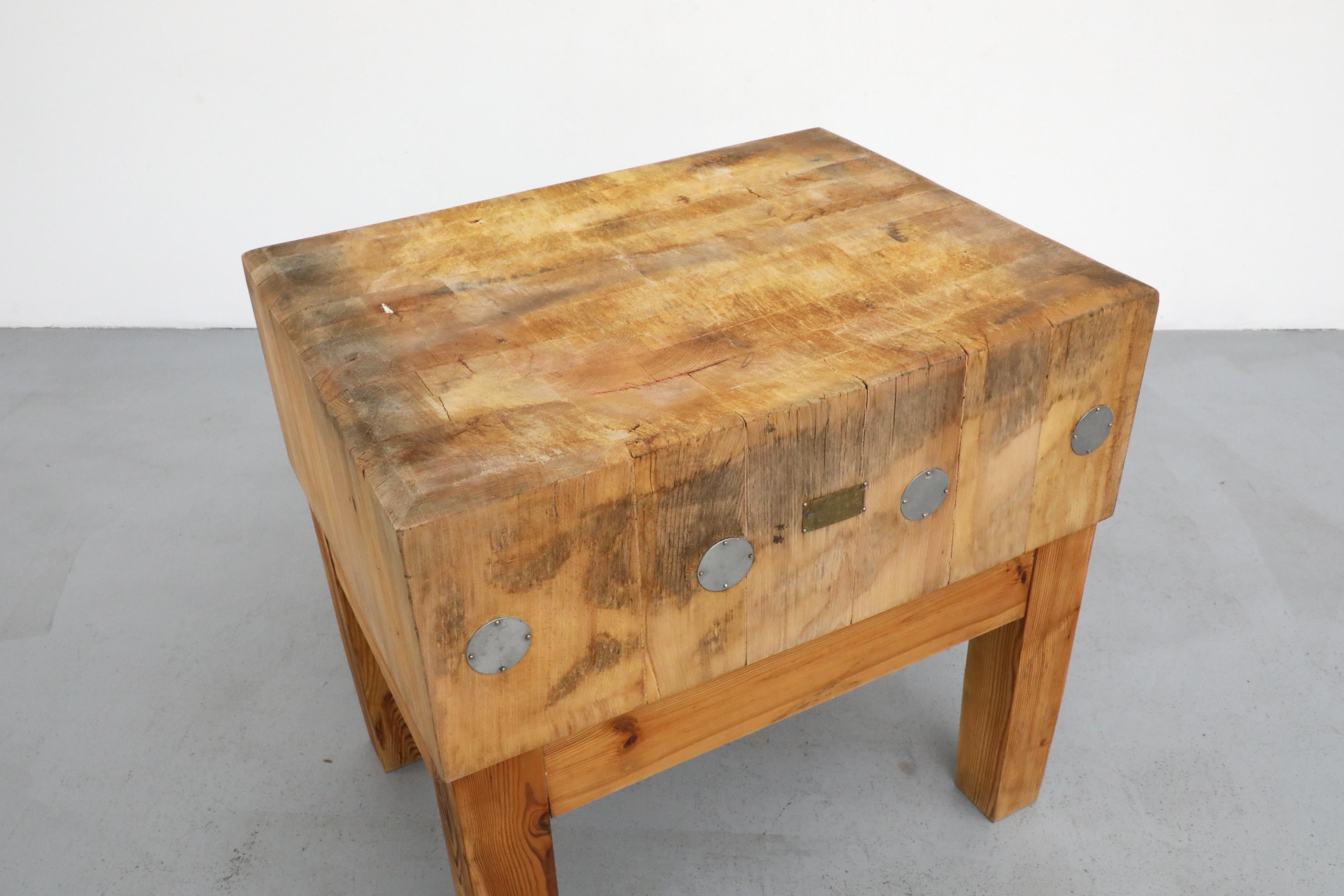 Mid-Century Modern Table de boucherie suédoise du milieu du siècle dernier, avec pieds en pin et accents métalliques en vente
