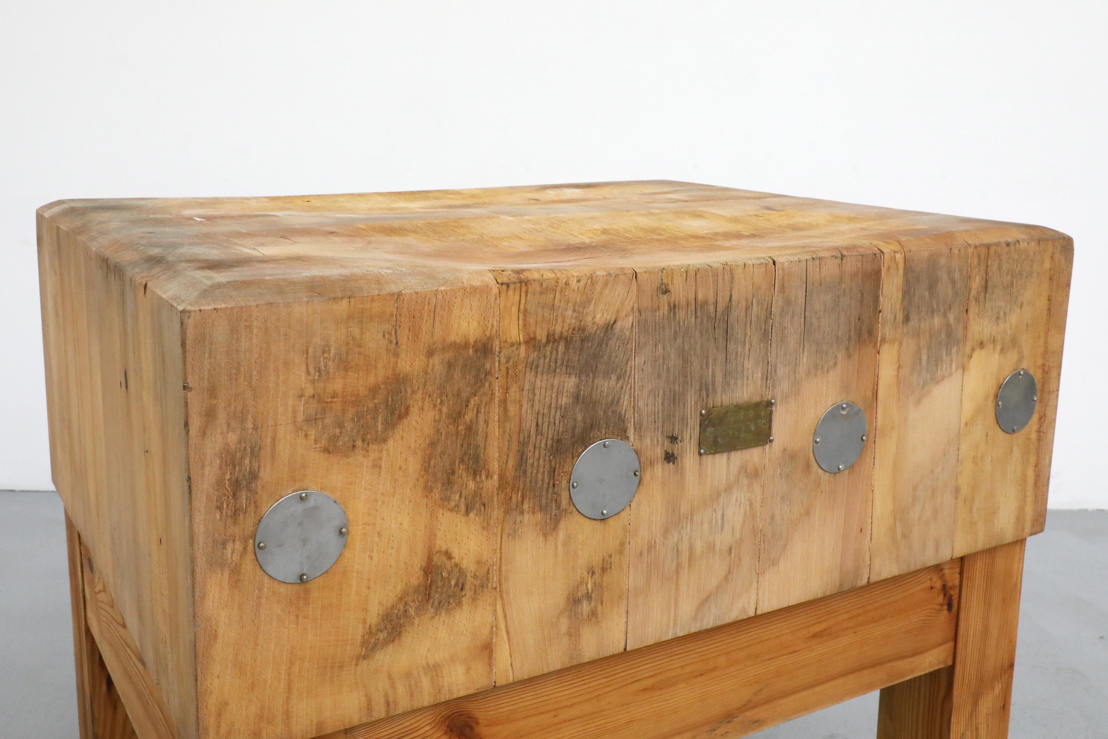 Suédois Table de boucherie suédoise du milieu du siècle dernier, avec pieds en pin et accents métalliques en vente
