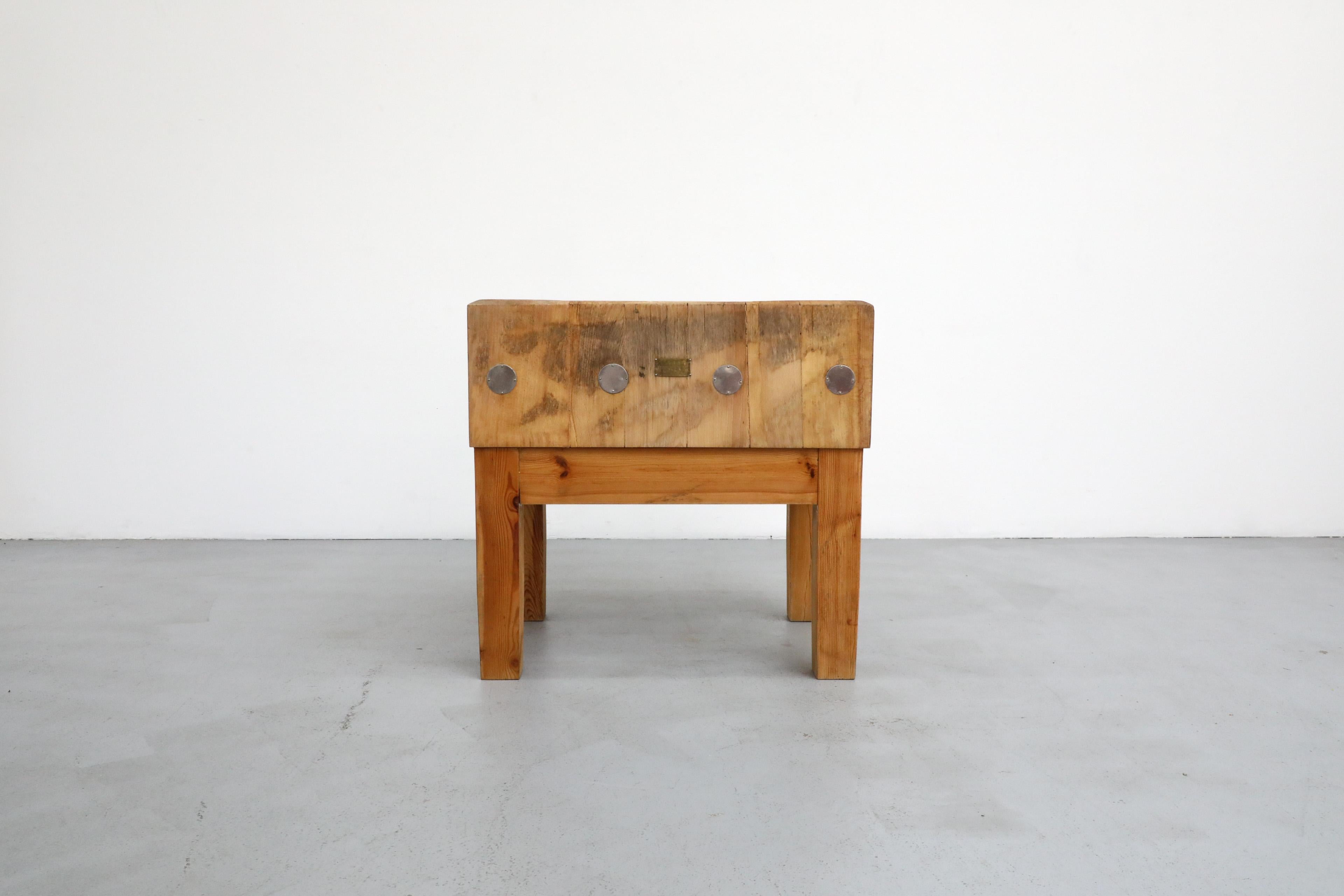 Table de boucherie suédoise du milieu du siècle dernier, avec pieds en pin et accents métalliques Bon état - En vente à Los Angeles, CA