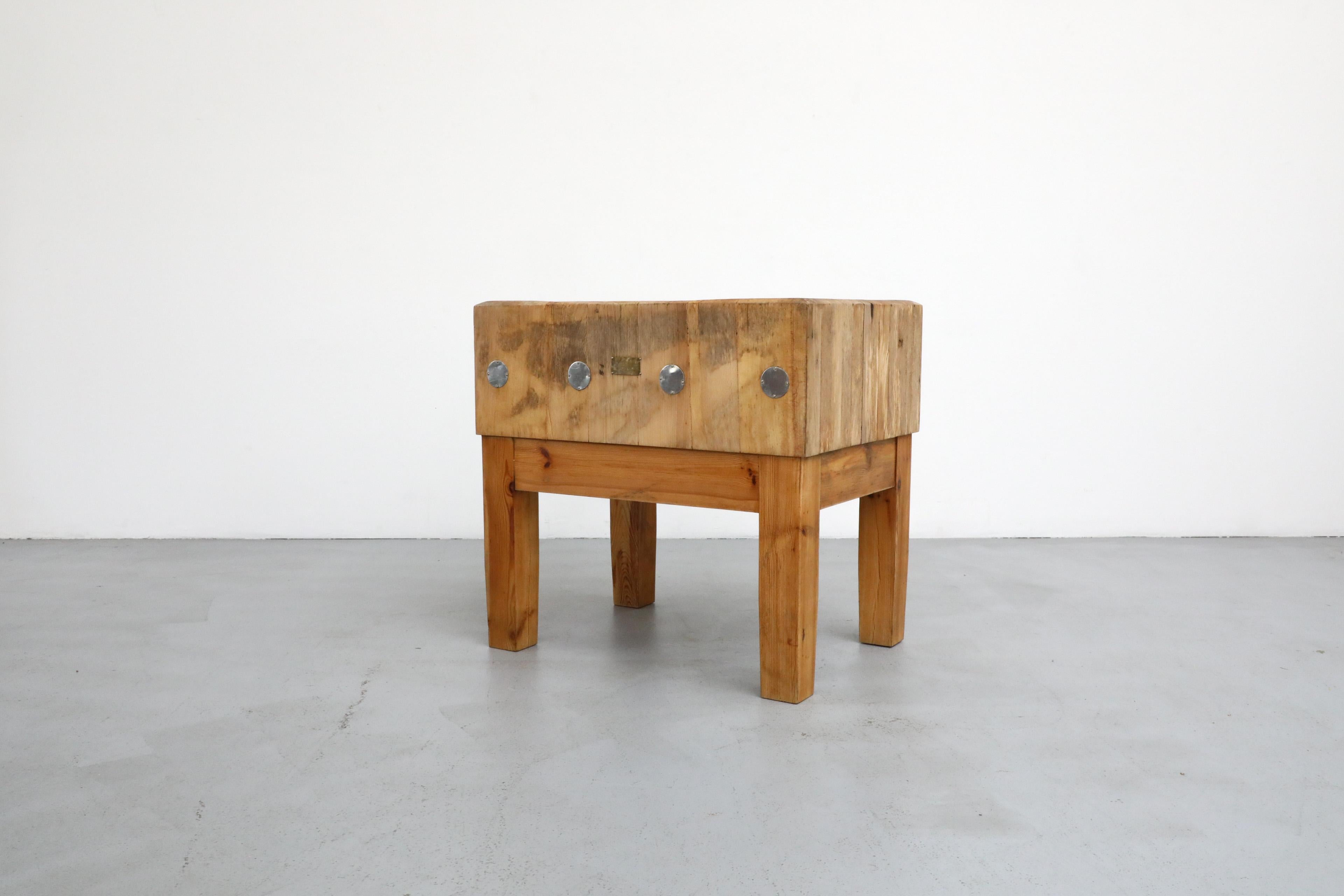 20ième siècle Table de boucherie suédoise du milieu du siècle dernier, avec pieds en pin et accents métalliques en vente