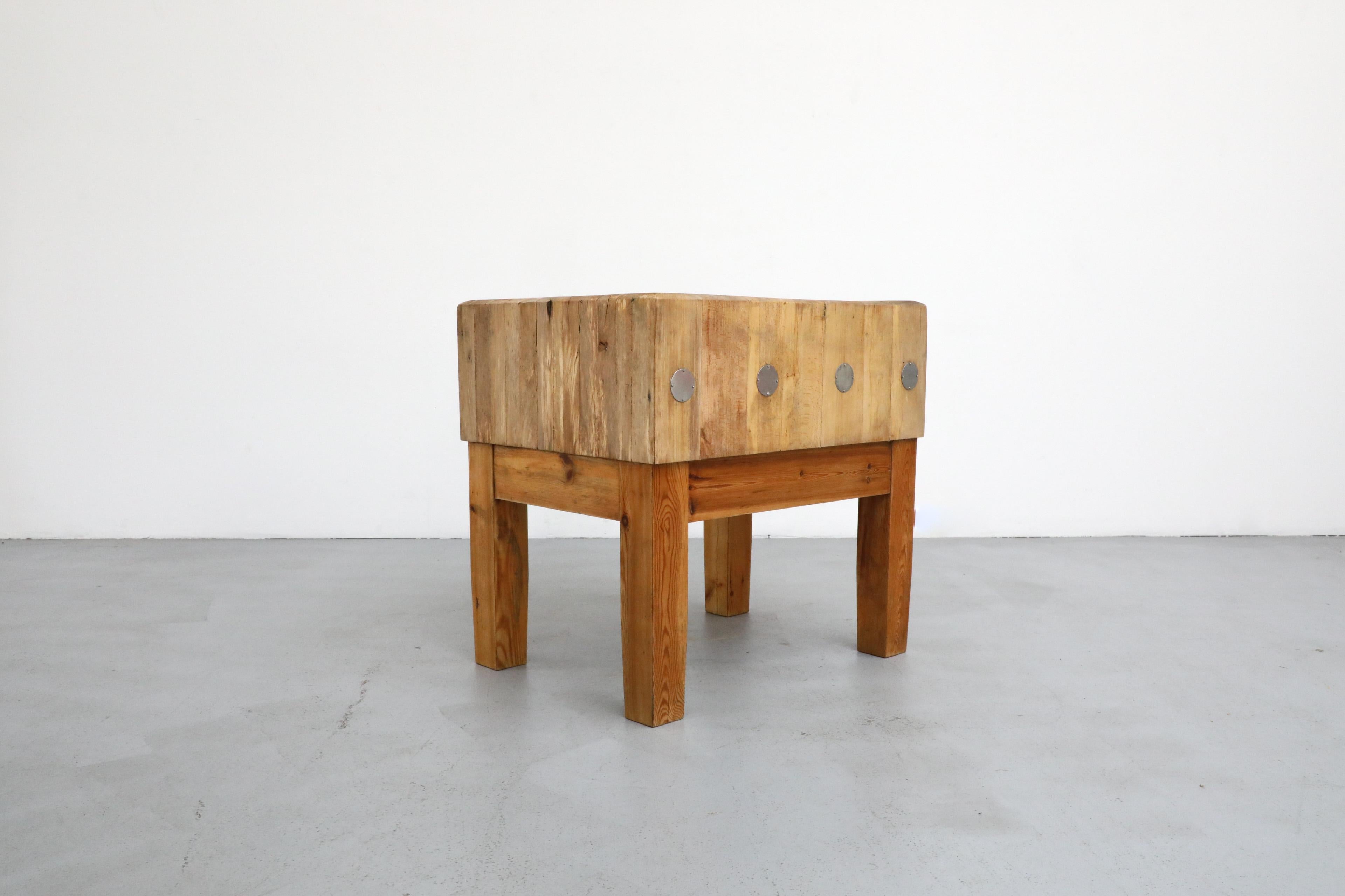 Table de boucherie suédoise du milieu du siècle dernier, avec pieds en pin et accents métalliques en vente 1