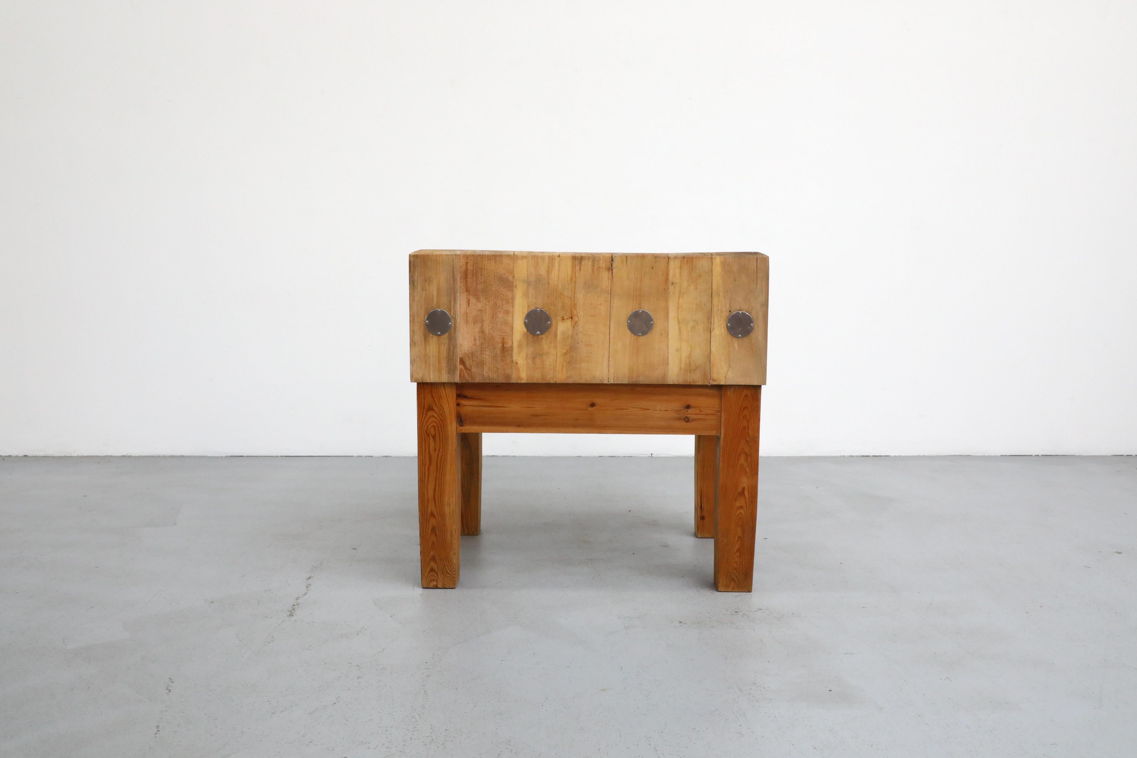 Table de boucherie suédoise du milieu du siècle dernier, avec pieds en pin et accents métalliques en vente 2