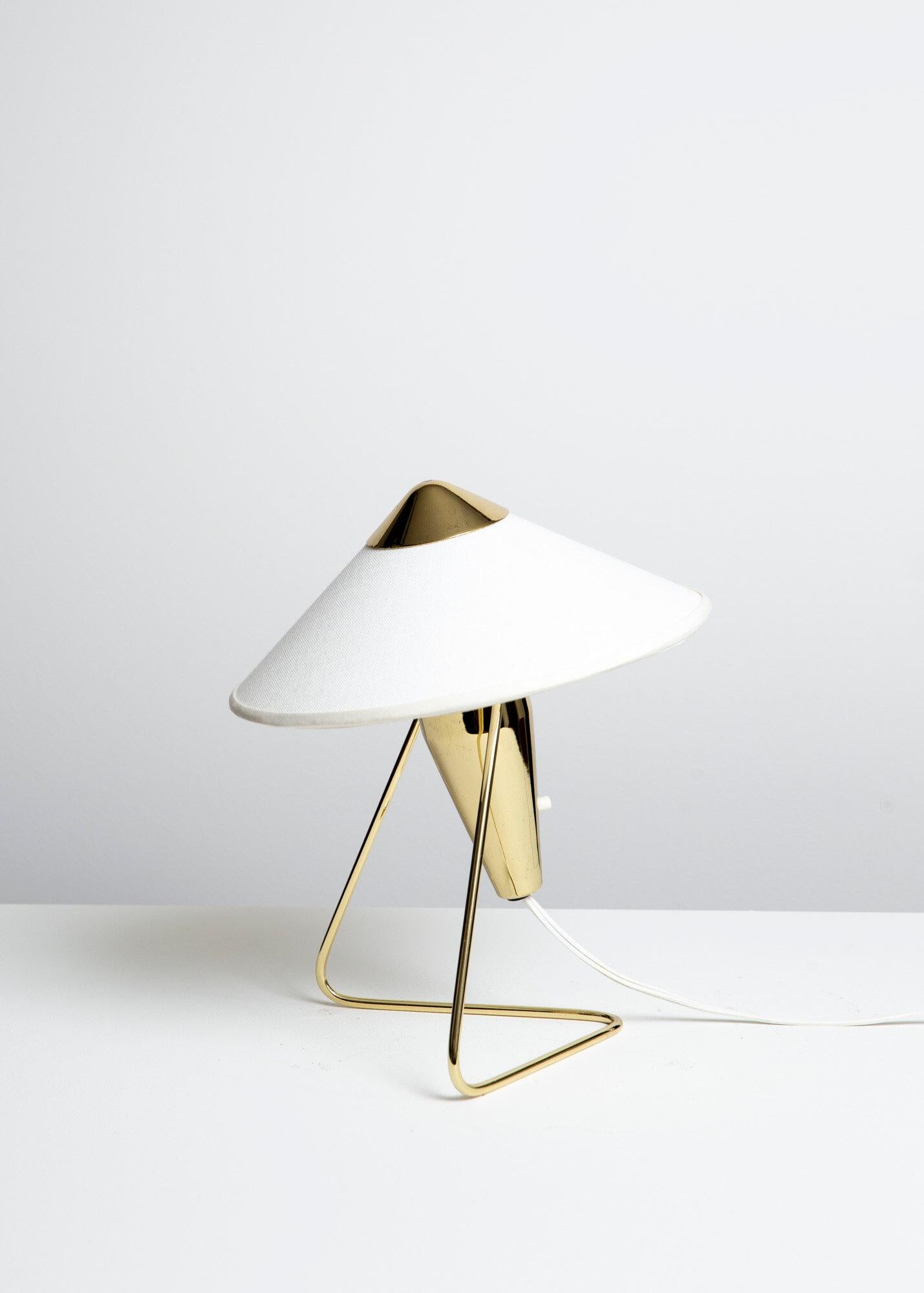 Lampe de table Helena Frantova pour Zukov

Conçu par Helena Frantova dans les années 1950 et fabriqué pour Zukov.  Base géométrique en acier laitonné en forme de grillon, garnitures en acier laitonné, abat-jour en lin.

Whiting avec une douille à