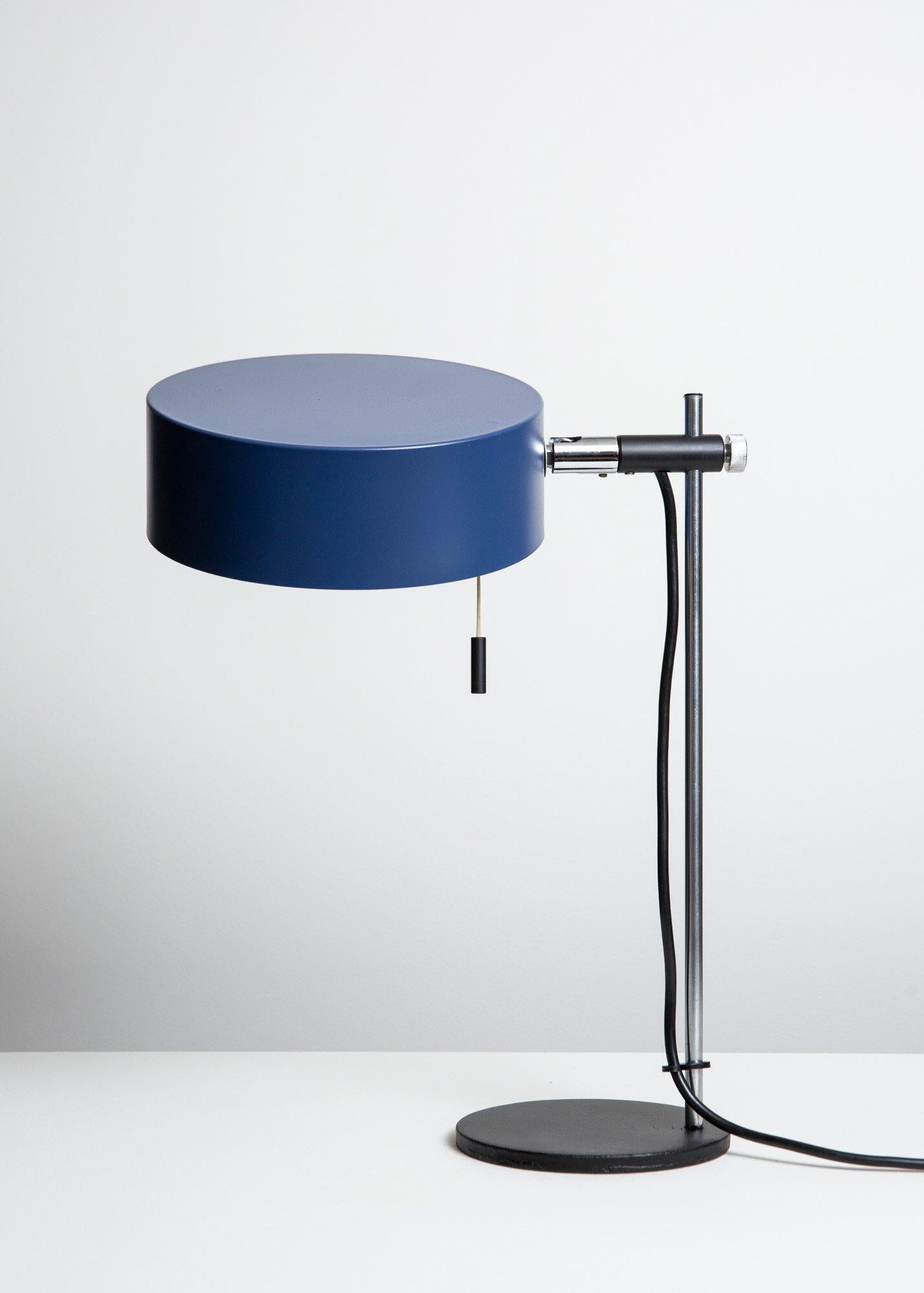 Paralume blu smaltato, perno e regolatore di altezza in acciaio cromato e smaltato nero, interruttore a strappo, stelo cromato e piede in acciaio smaltato.  Si consiglia una lampadina a incandescenza a base media da 60 watt E-26 Edison o una