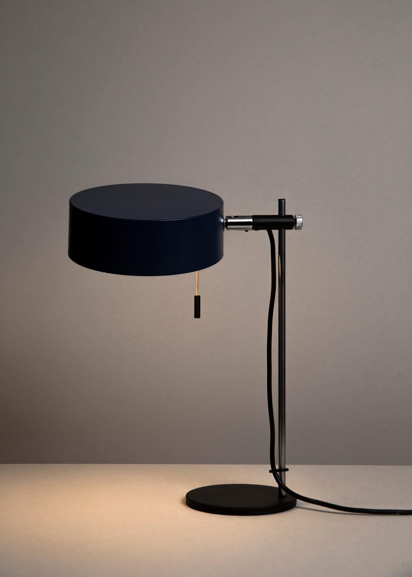 Mid-Century moderno Lampada da tavolo Helo Leuchten di metà secolo in vendita