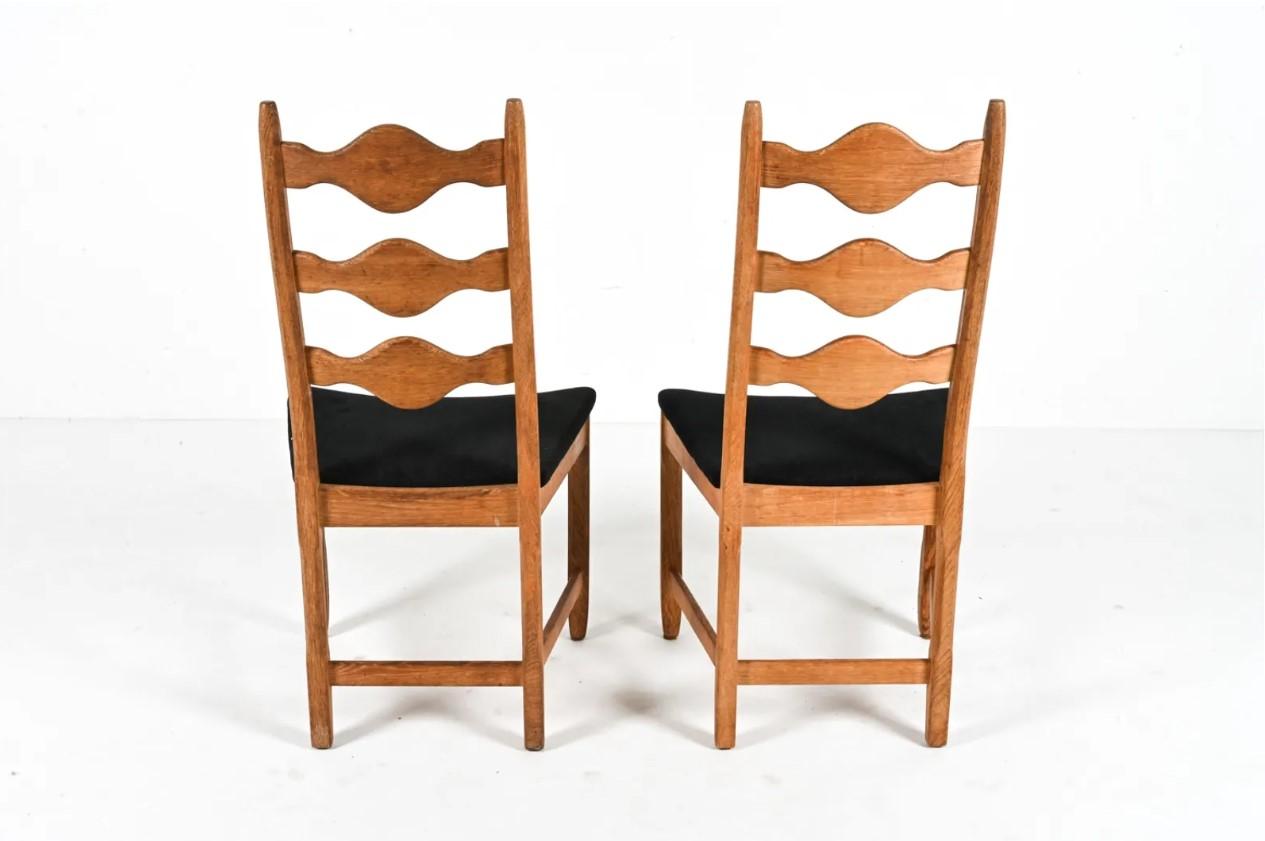 Paire de chaises Henning Kjaernulf fabriquées par Nyrup Mobelfabrik, Danemark. Petites taches d'eau sur la sellerie et éraflures sur les pieds, sinon en très bon état. 
