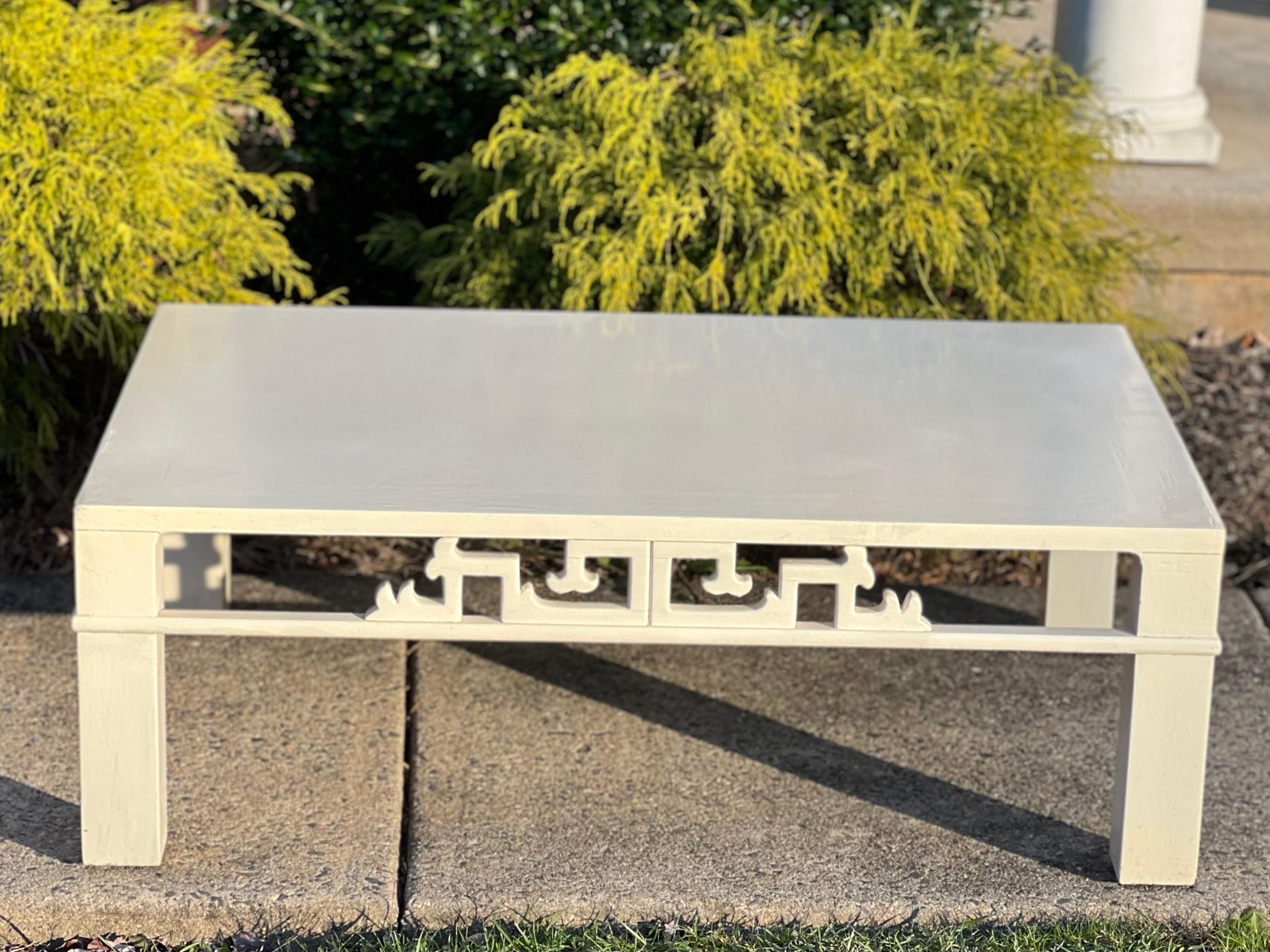 Table basse d'inspiration asiatique du milieu du siècle de Henredon. La table à profil bas est dotée d'un tablier sculpté et est laquée dans un blanc crème éclatant.  Il est en bon état vintage avec des signes d'usure mineurs et adaptés à l'âge.  Un