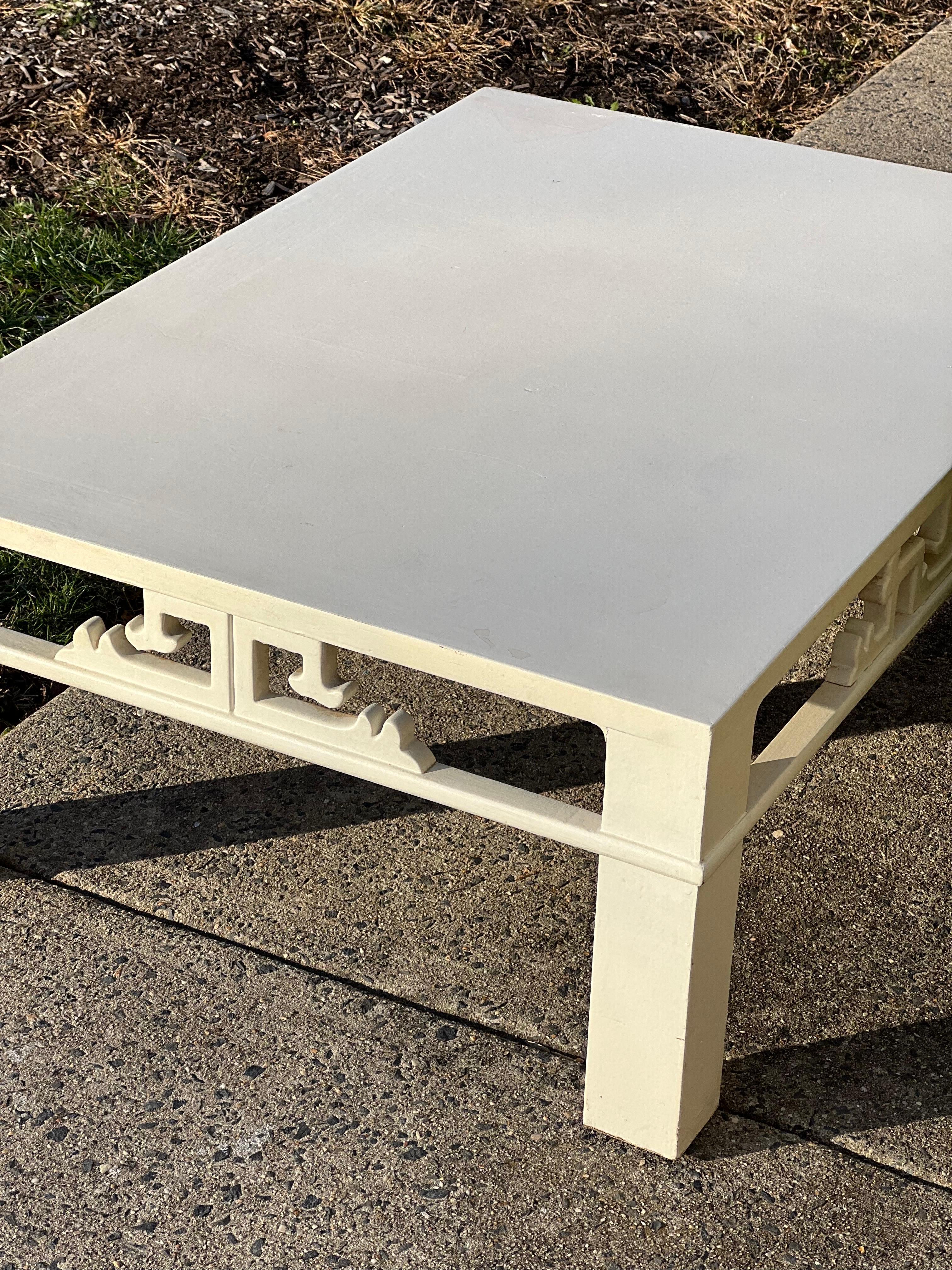 Bois Table basse de style asiatique du milieu du siècle dernier Henredon en vente