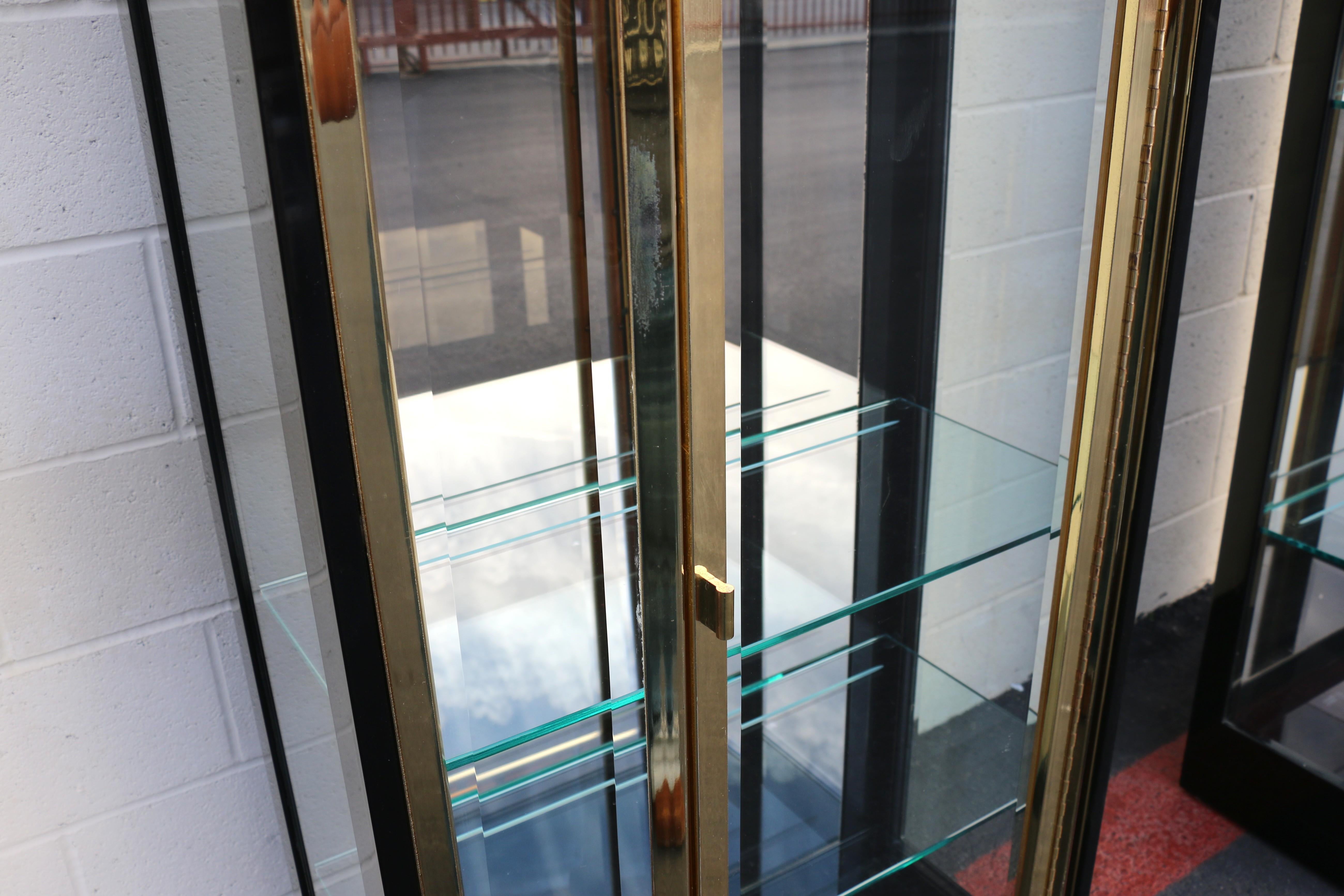 Vetrinette di metà secolo Henredon in lacca nera e vetro d'ottone in vendita 6