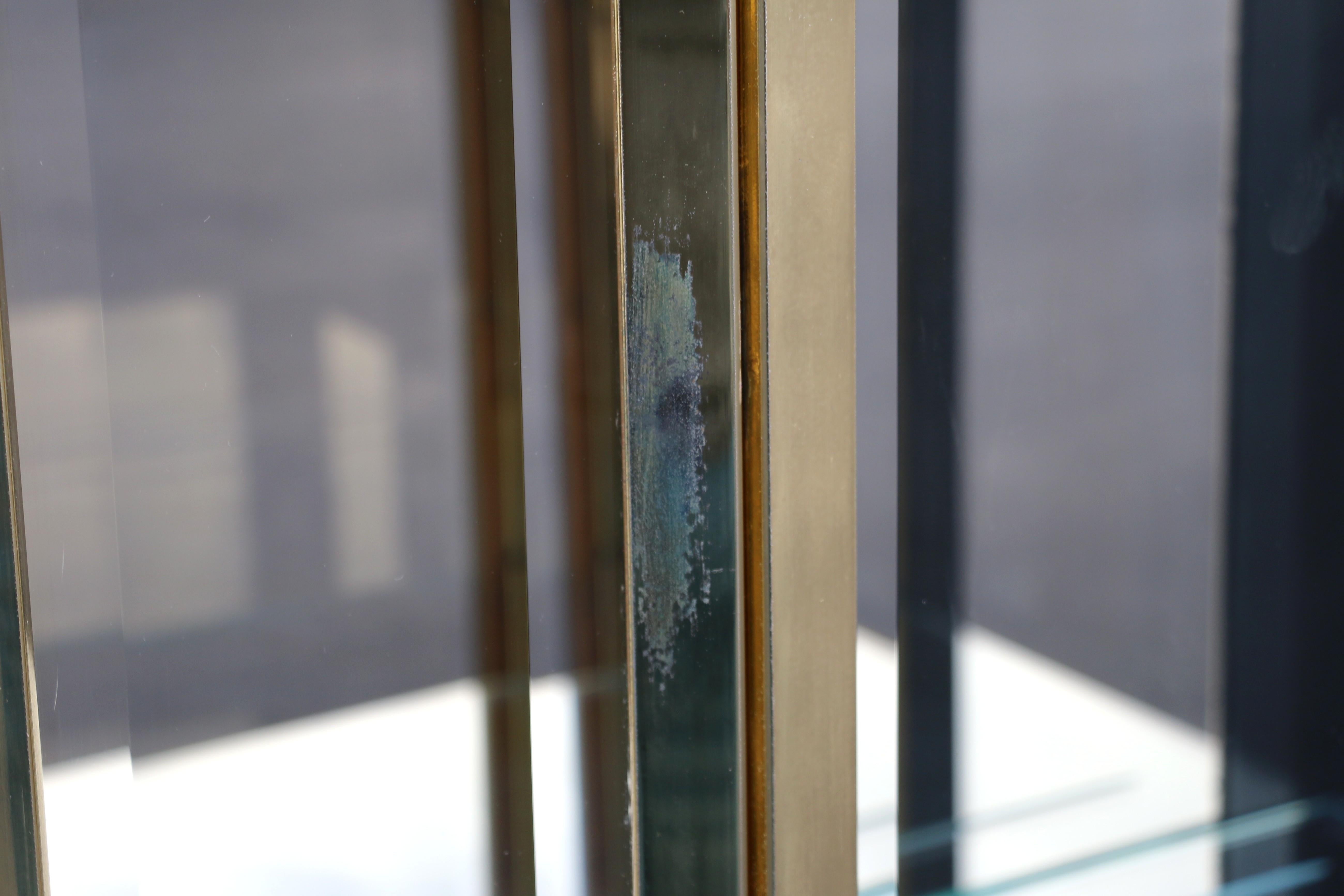 Vetrinette di metà secolo Henredon in lacca nera e vetro d'ottone in vendita 7