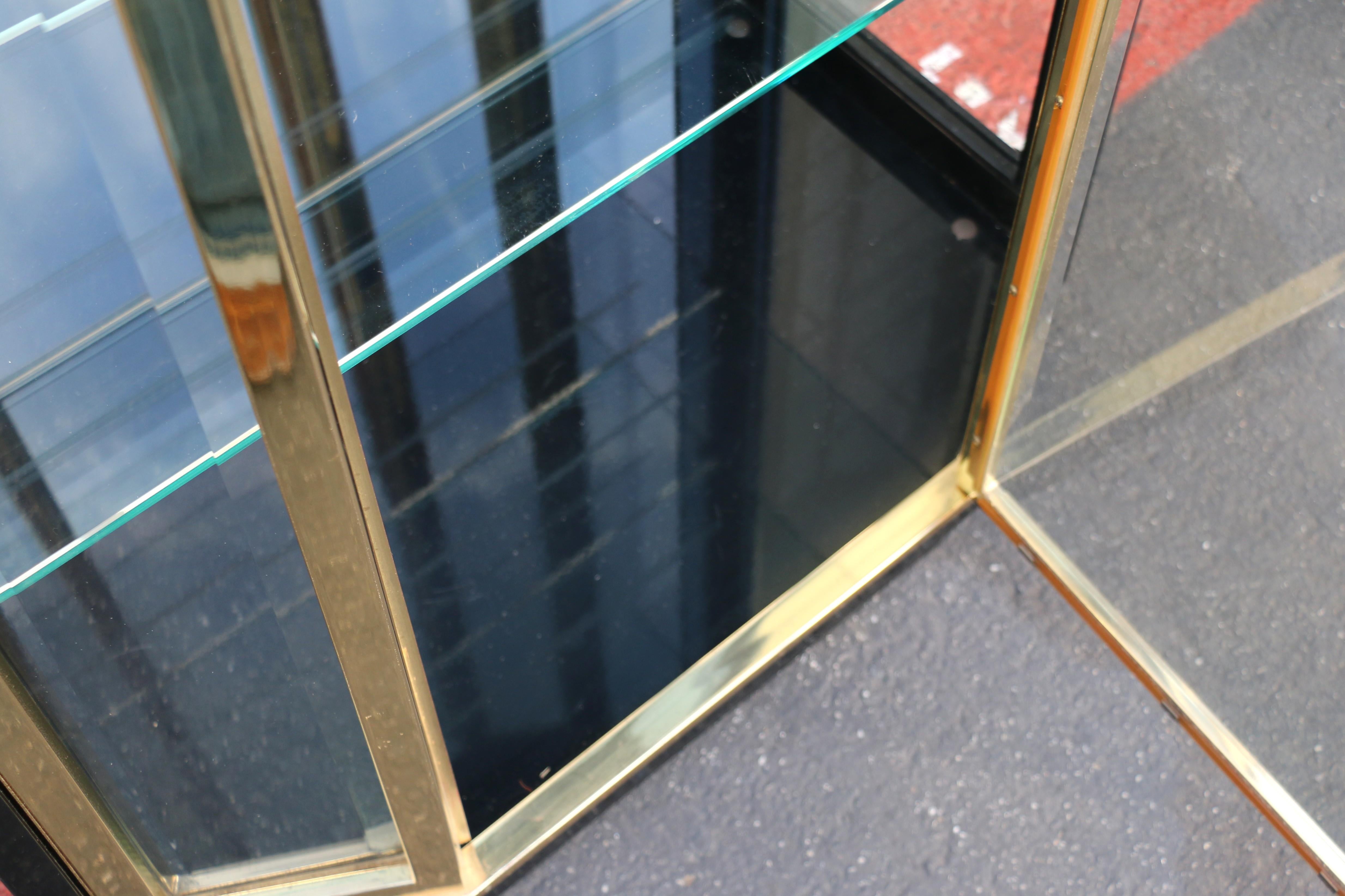 Vetrinette di metà secolo Henredon in lacca nera e vetro d'ottone in vendita 10