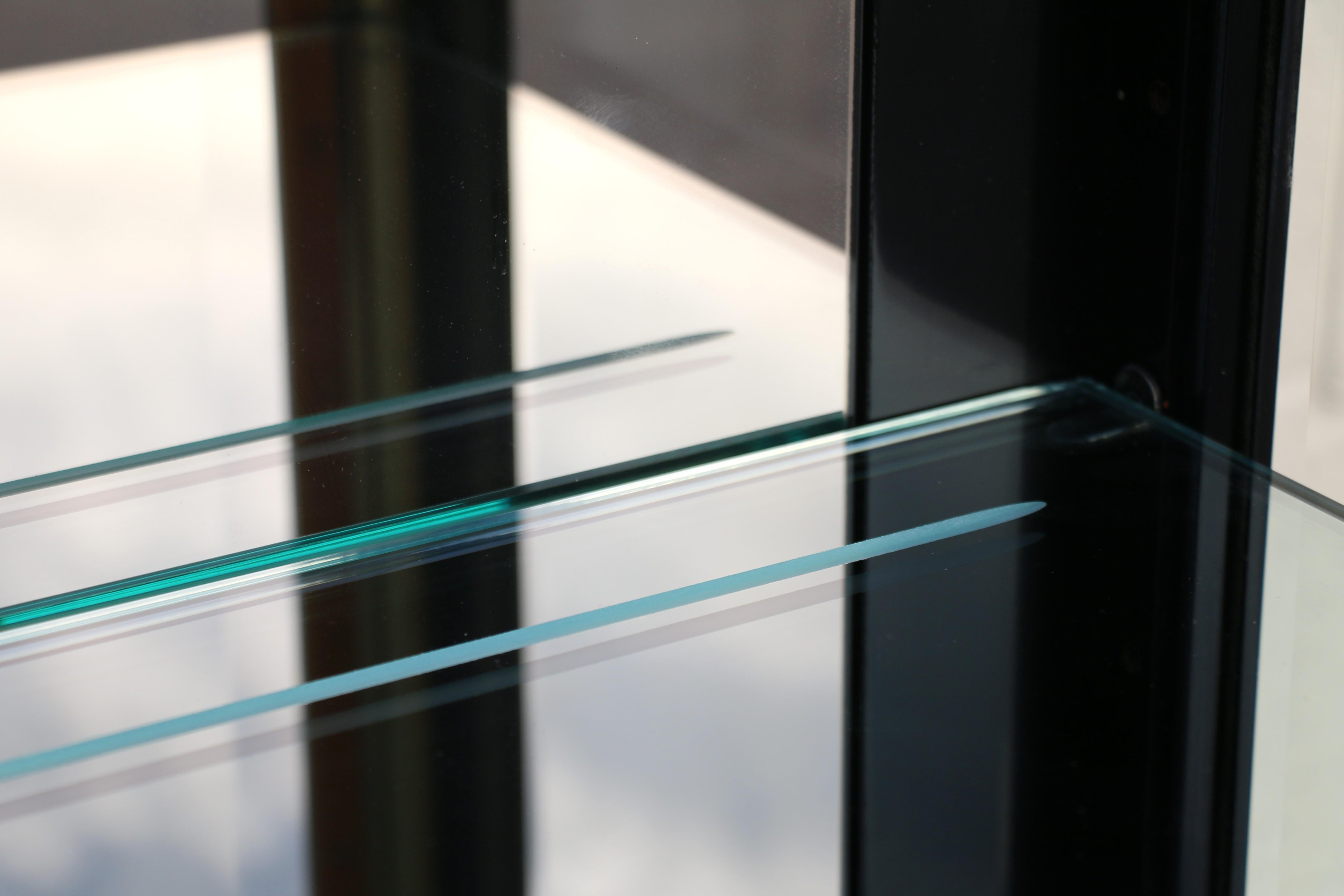 Vetrinette di metà secolo Henredon in lacca nera e vetro d'ottone in vendita 11