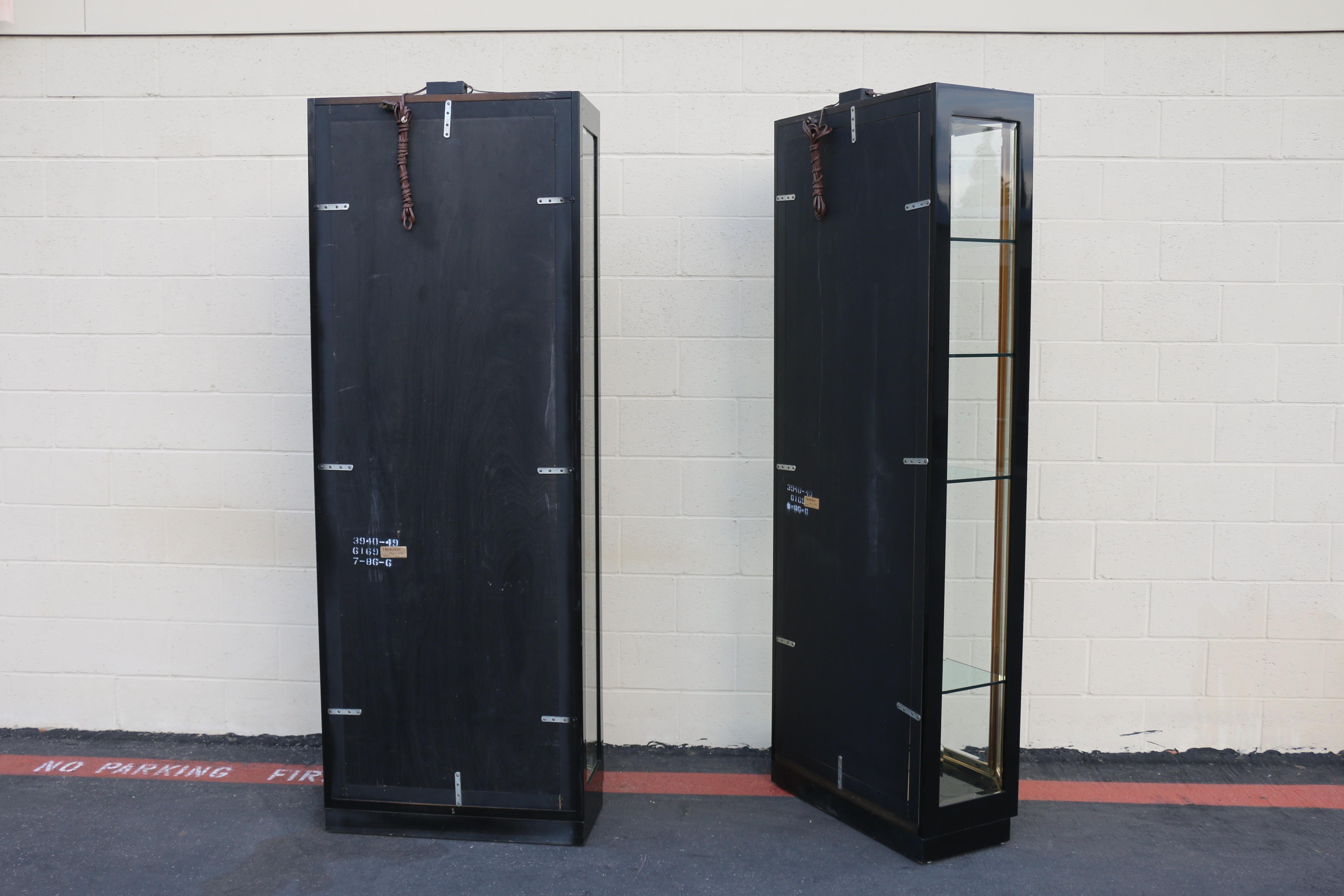 Vetrinette di metà secolo Henredon in lacca nera e vetro d'ottone in vendita 12