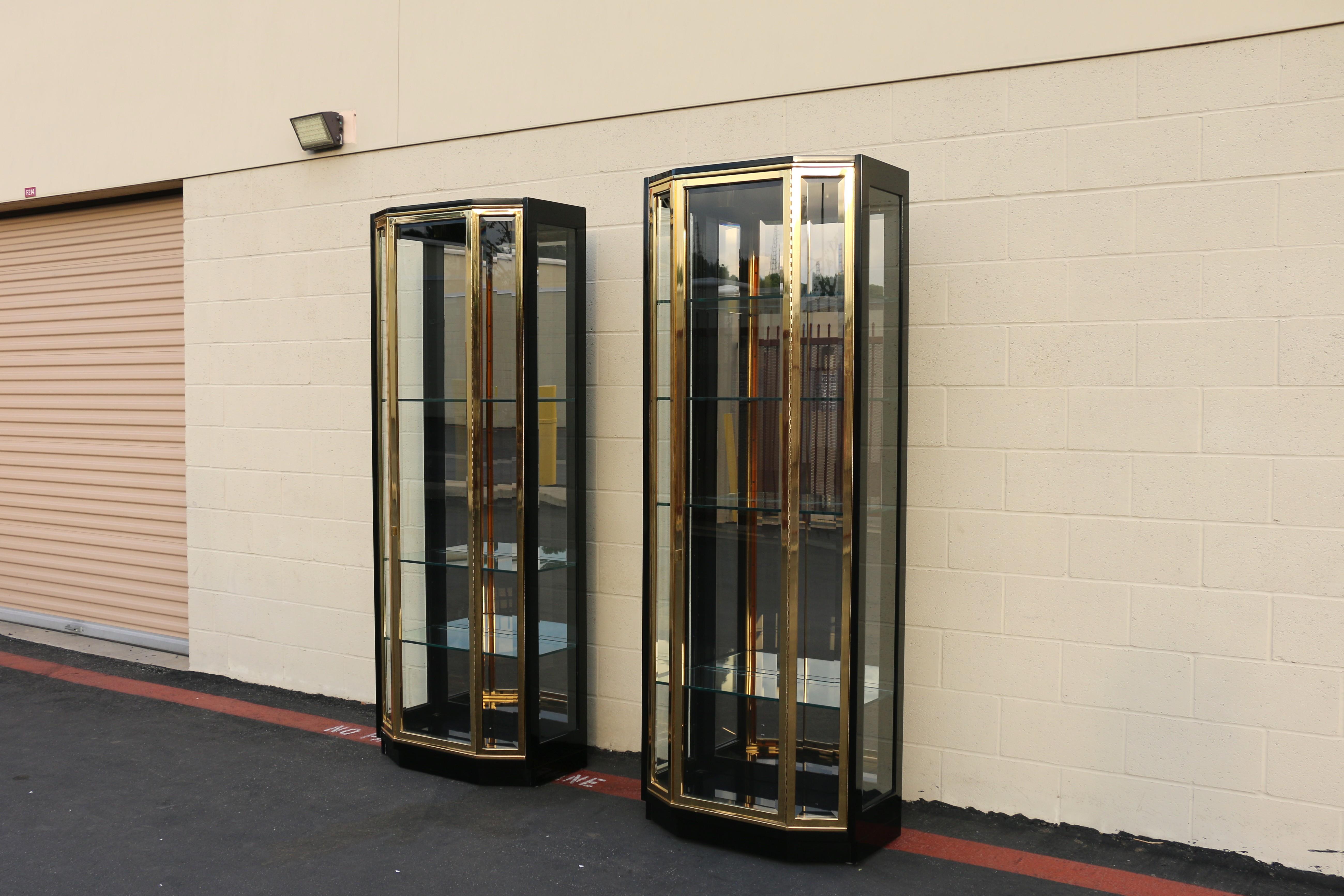 Mid-Century moderno Vetrinette di metà secolo Henredon in lacca nera e vetro d'ottone in vendita