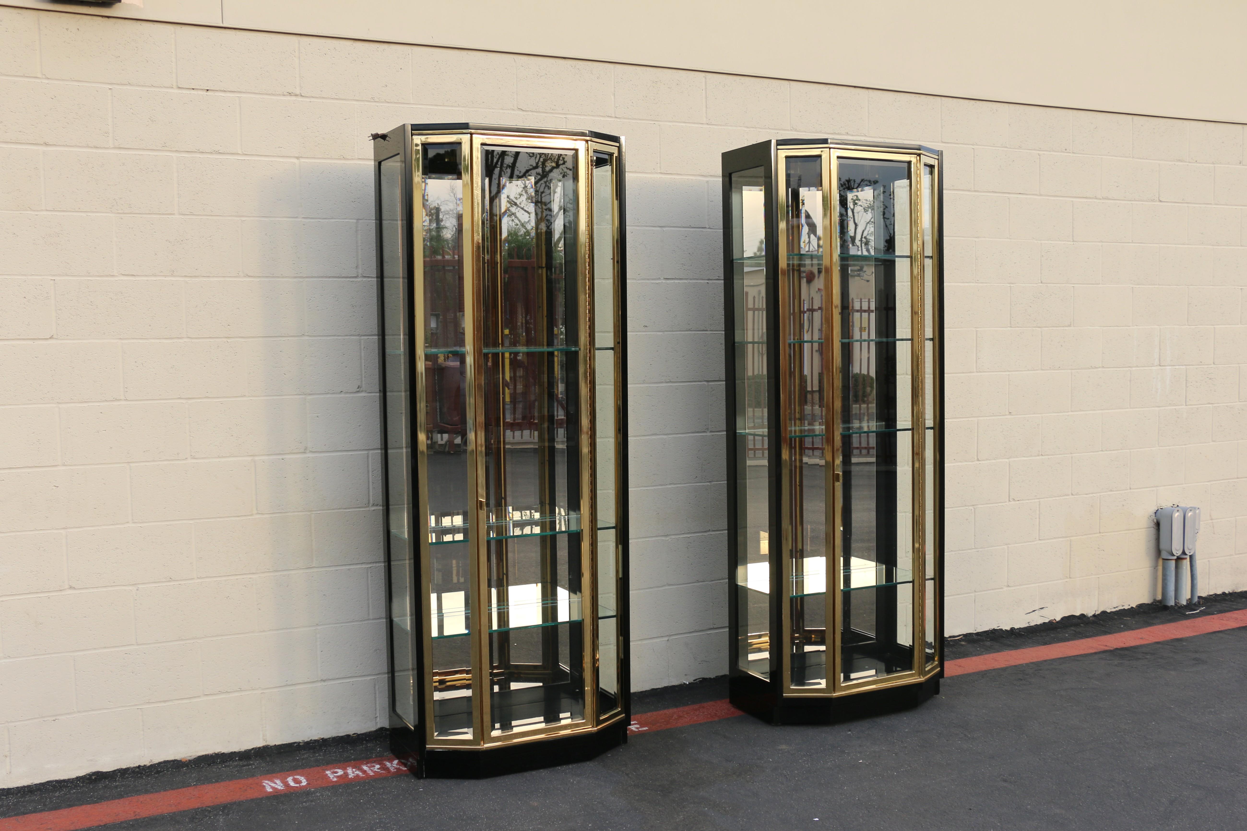 Americano Vetrinette di metà secolo Henredon in lacca nera e vetro d'ottone in vendita