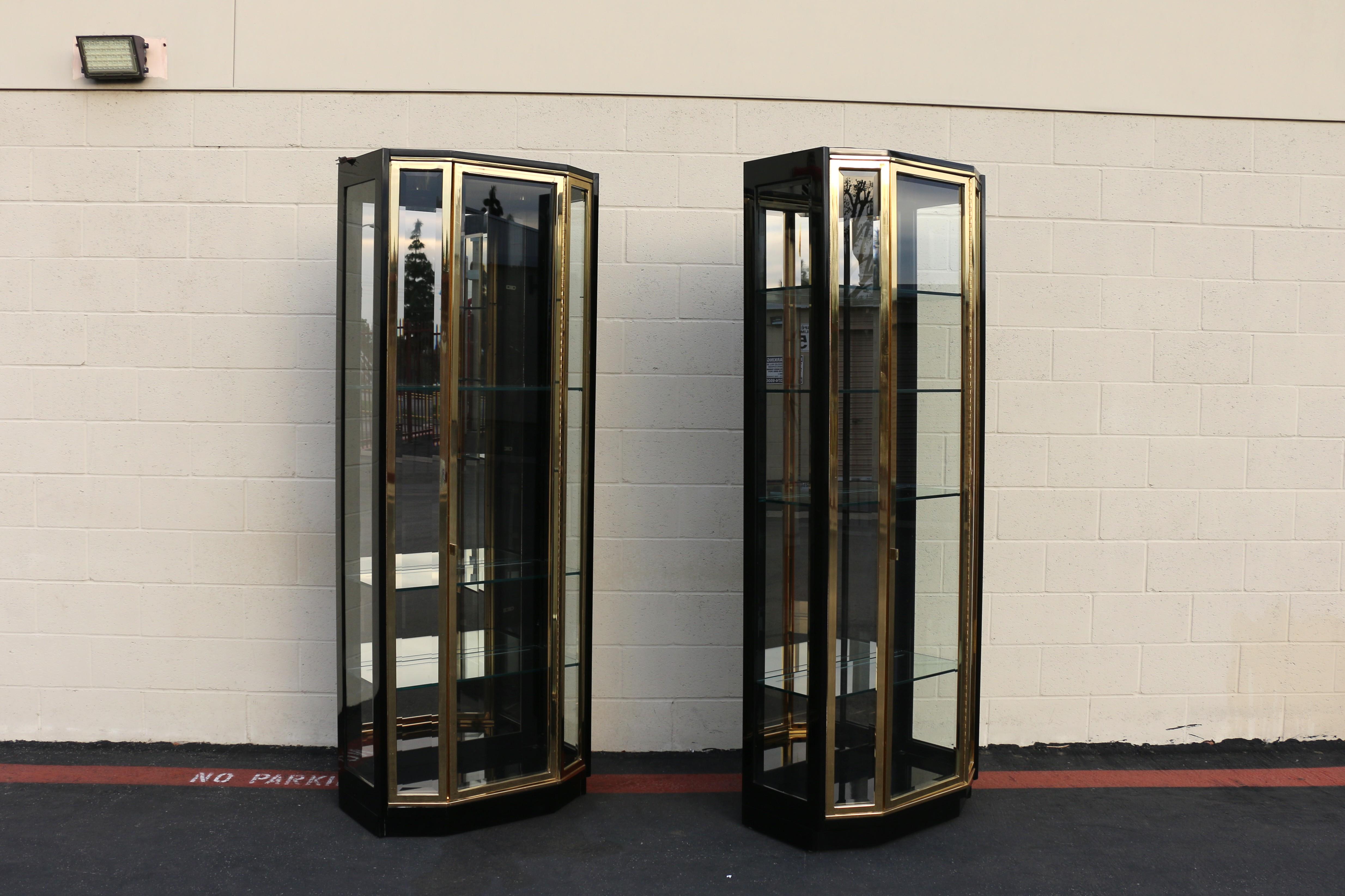 Vetrinette di metà secolo Henredon in lacca nera e vetro d'ottone In condizioni buone in vendita a North Hollywood, CA
