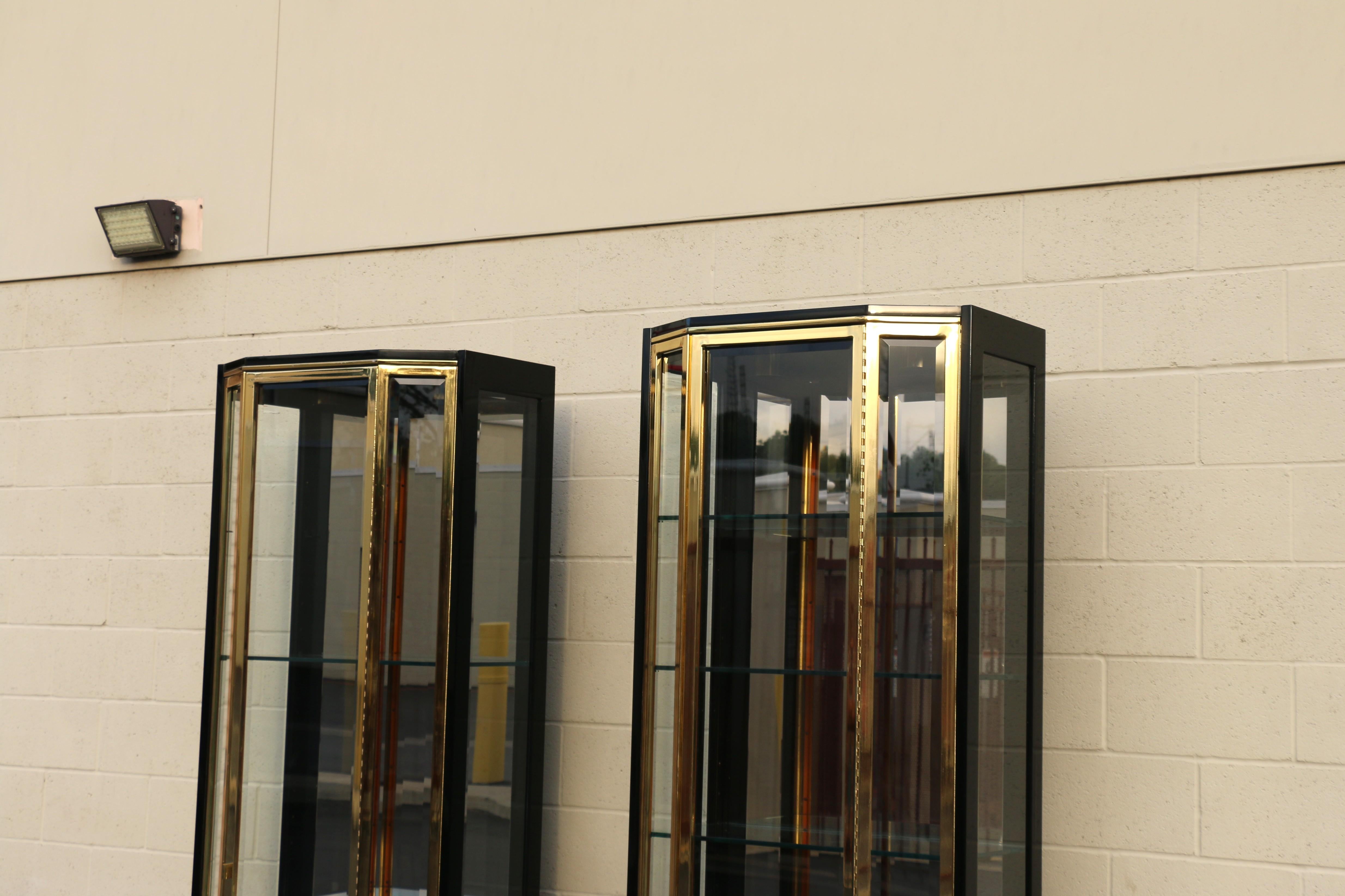 Fine XX secolo Vetrinette di metà secolo Henredon in lacca nera e vetro d'ottone in vendita