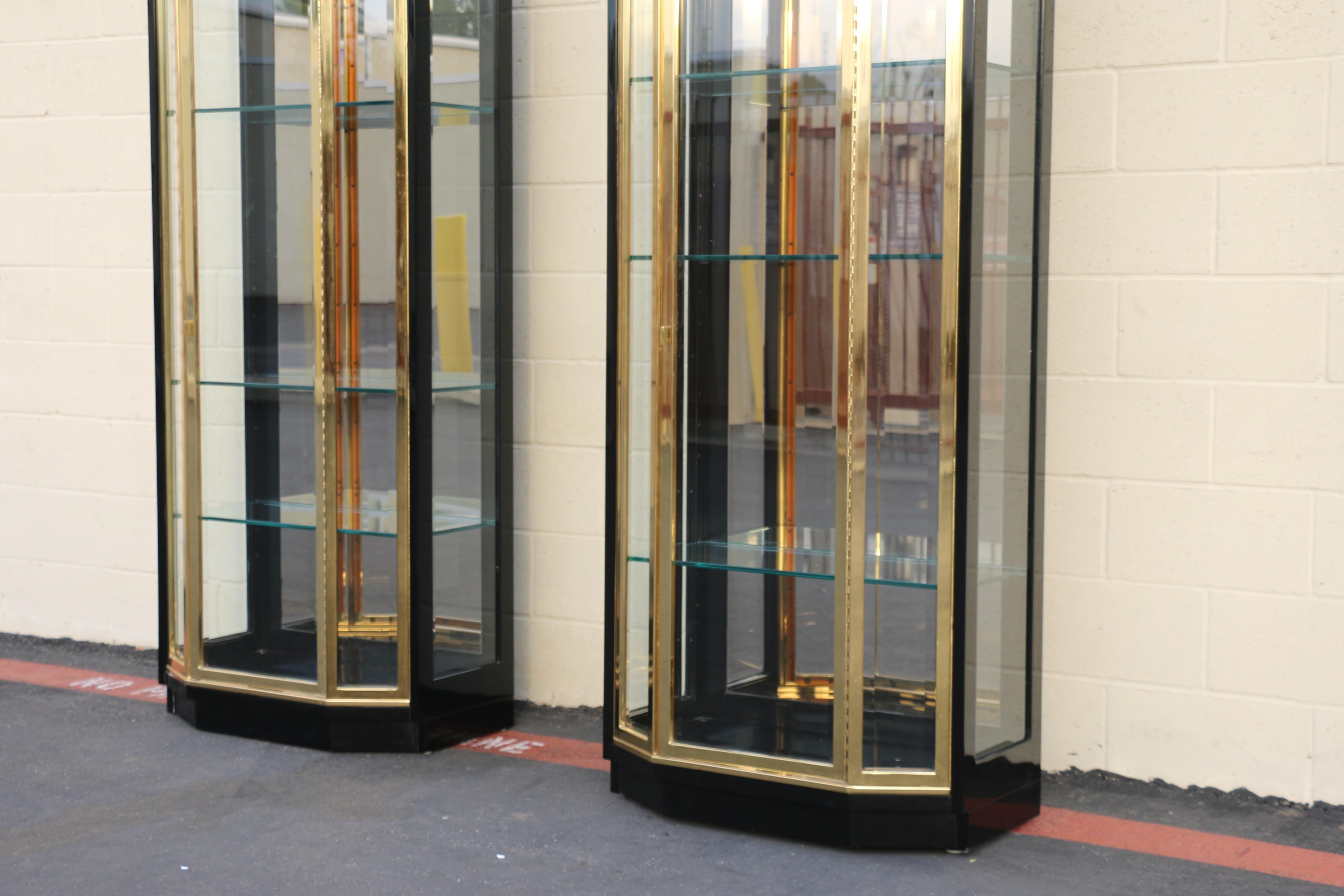 Ottone Vetrinette di metà secolo Henredon in lacca nera e vetro d'ottone in vendita