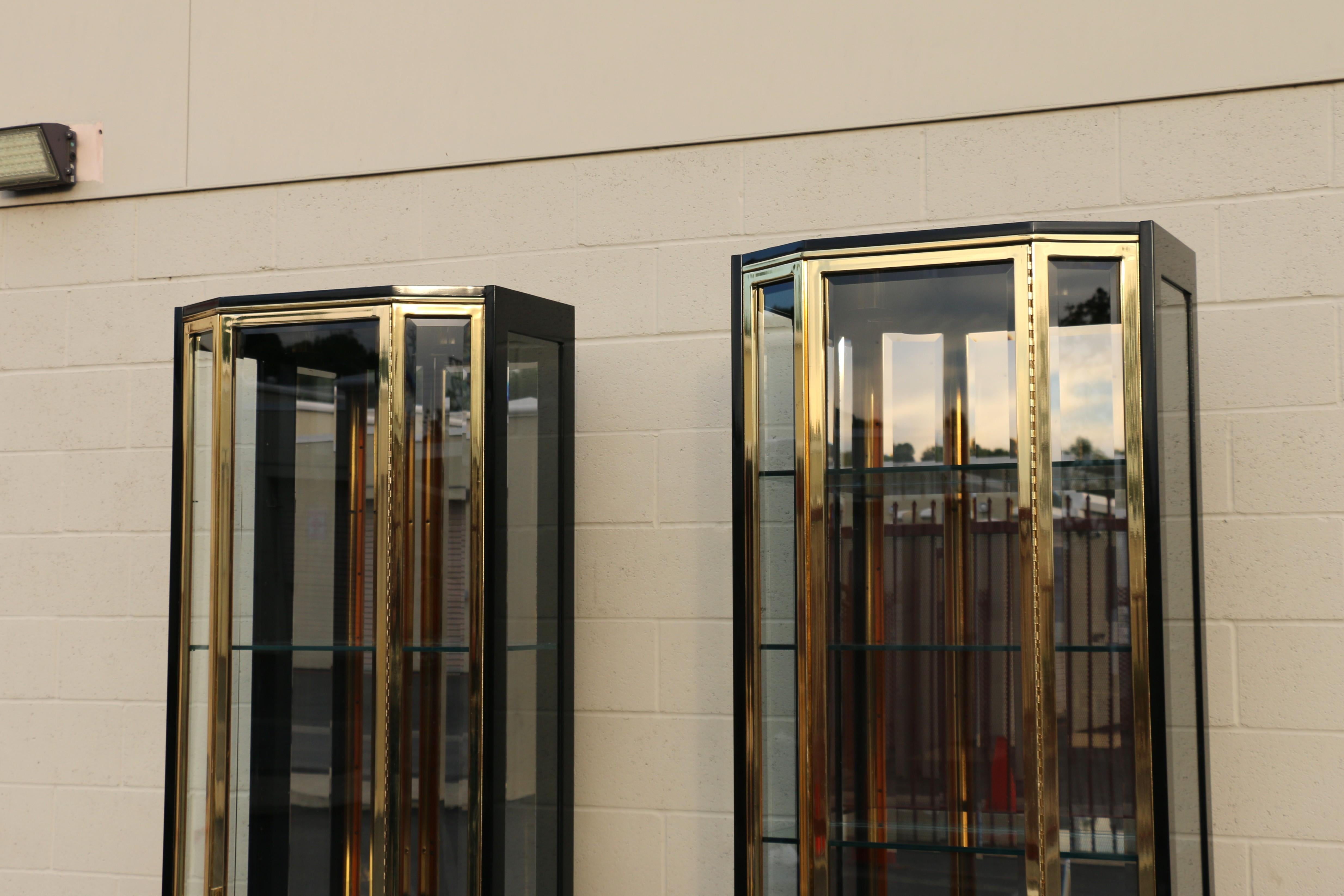 Vetrinette di metà secolo Henredon in lacca nera e vetro d'ottone in vendita 1