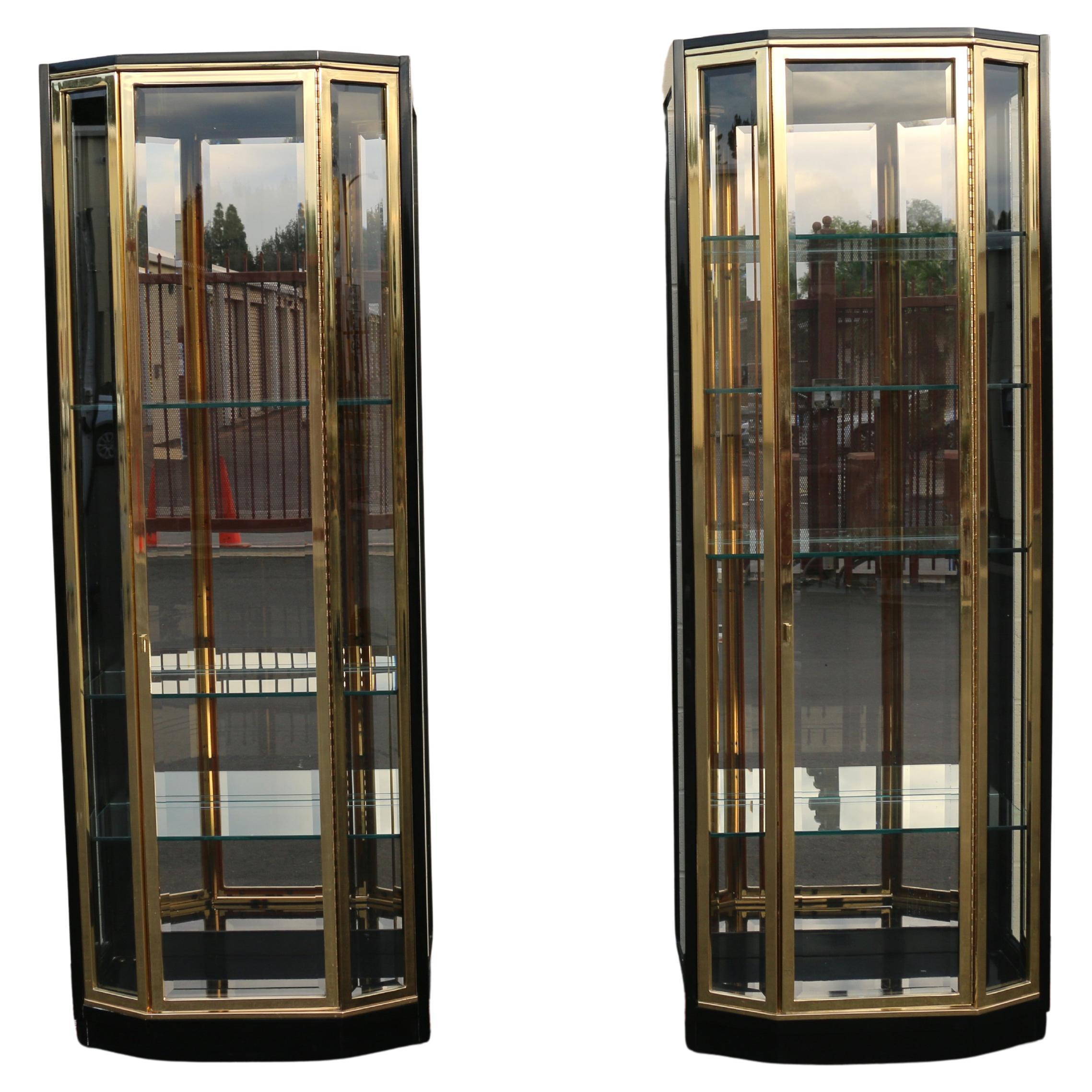 Vetrinette di metà secolo Henredon in lacca nera e vetro d
ottone in vendita