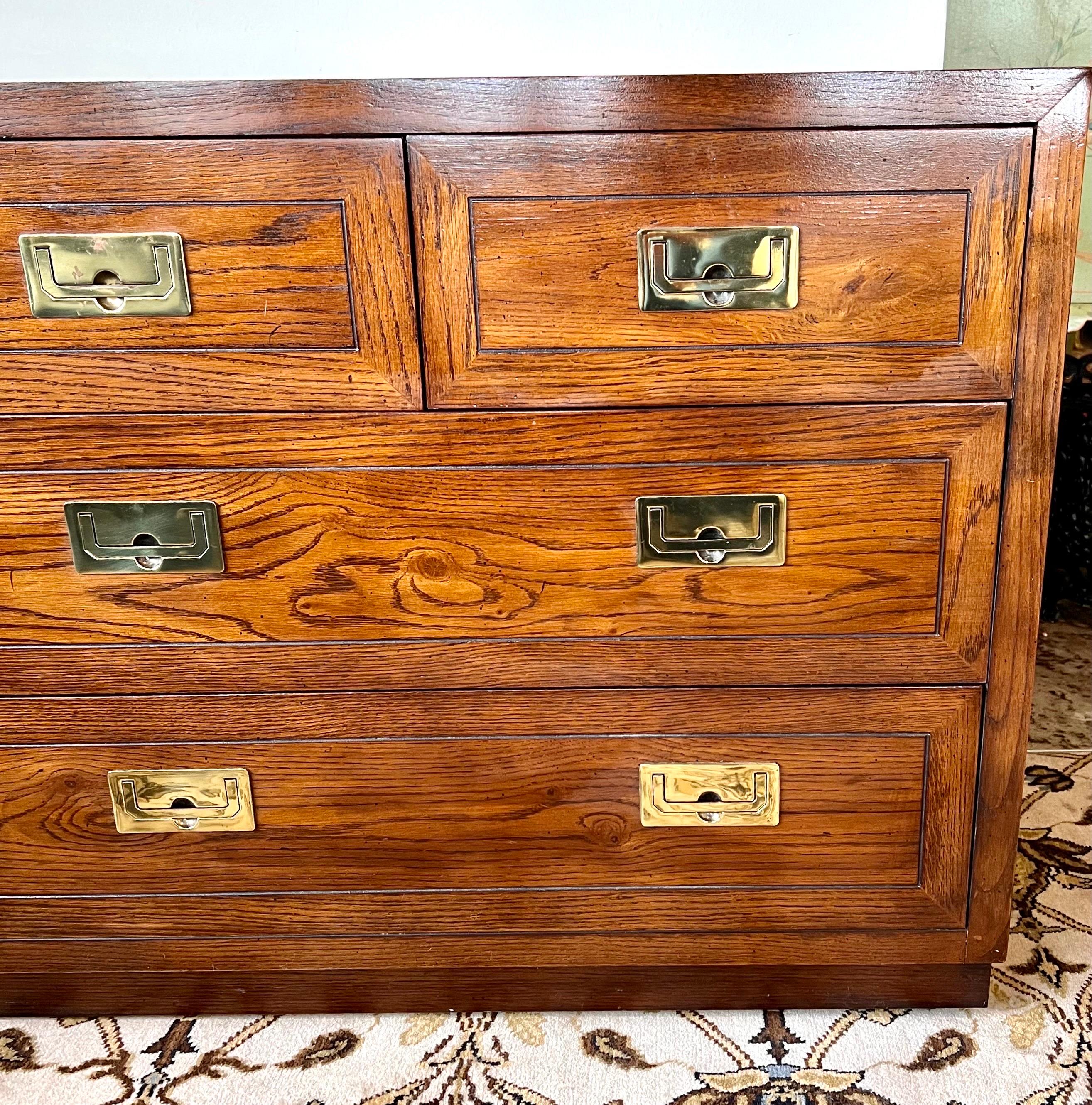 Midcentury Henredon Campaign Style 7 Drawer Dresser Chest In Good Condition In West Hartford, CT