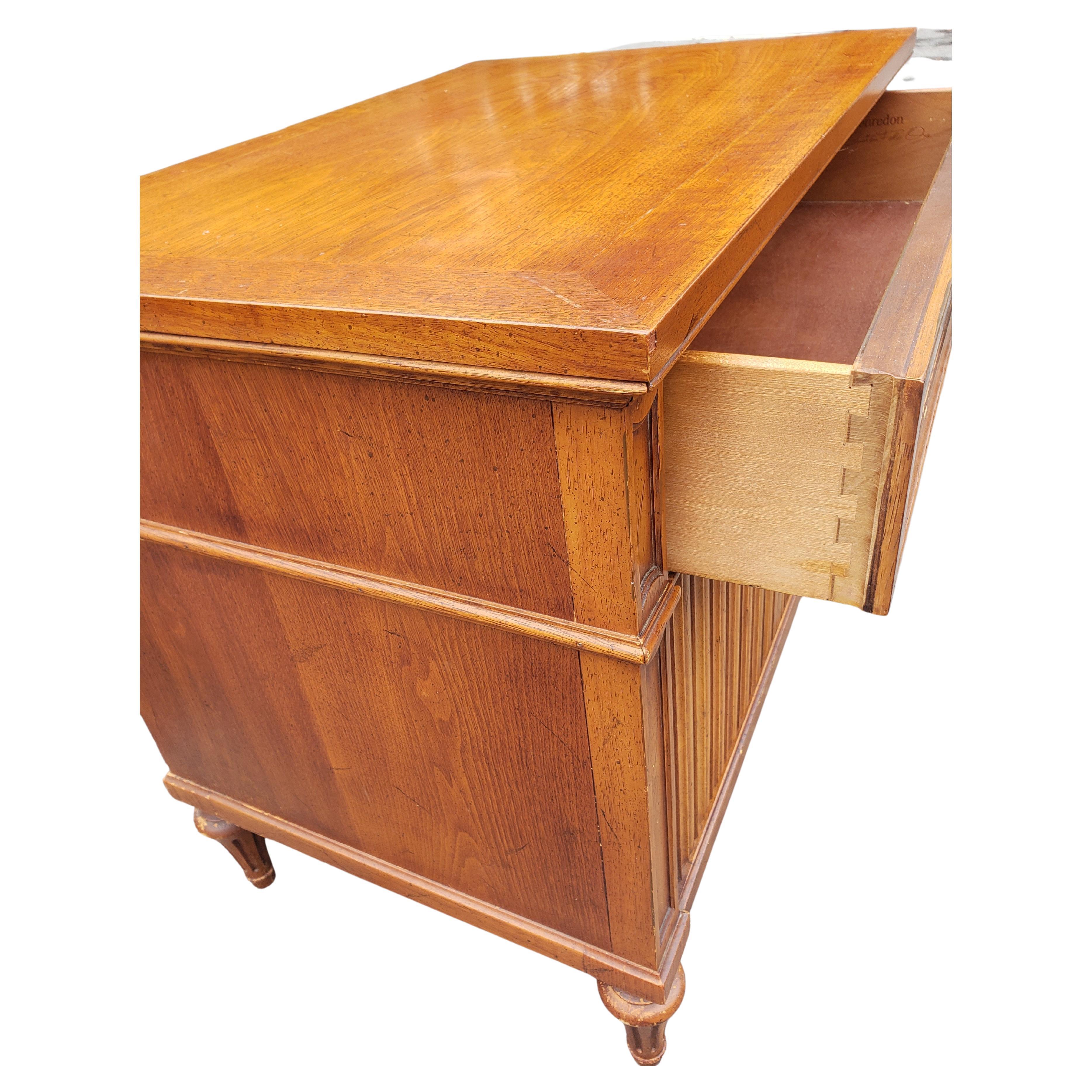 Mid-Century Henredon Custom Folio One Fruitwood Bedside Tables, a Pair For Sale 4