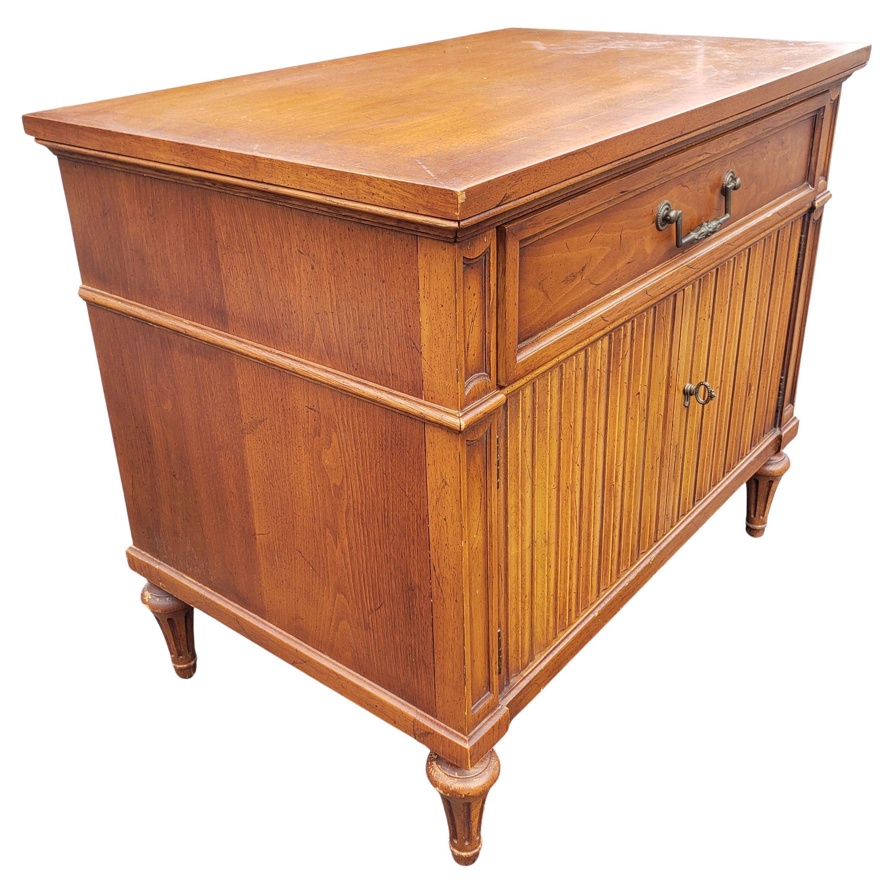 Rare pair of Henredon Custom Folio One Fruitwood bedside tables in very good vintage condition. Features one top drawers a bottom, French style two door cabinet with plenty of storage capacity.
Measures.