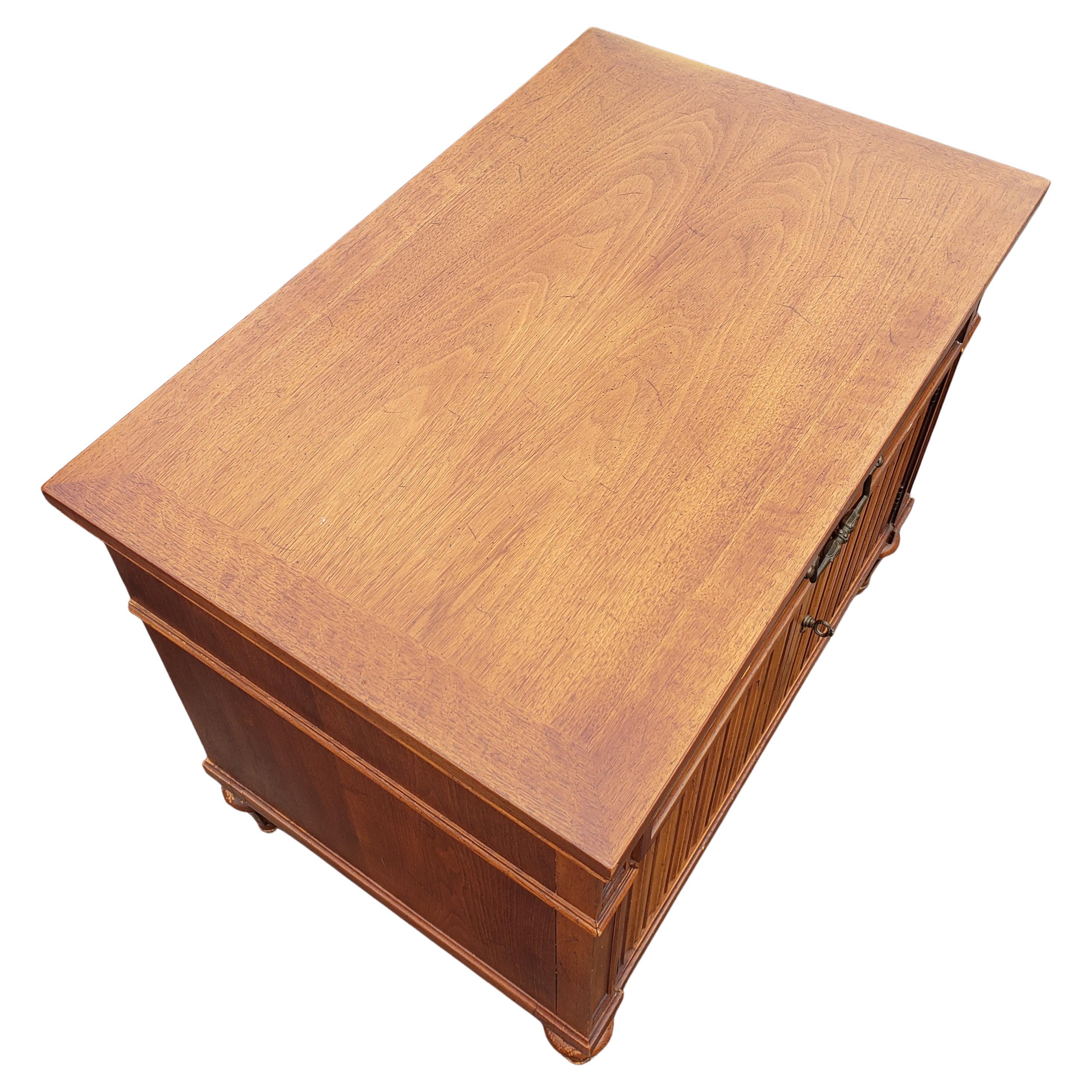 Woodwork Mid-Century Henredon Custom Folio One Fruitwood Bedside Tables, a Pair For Sale
