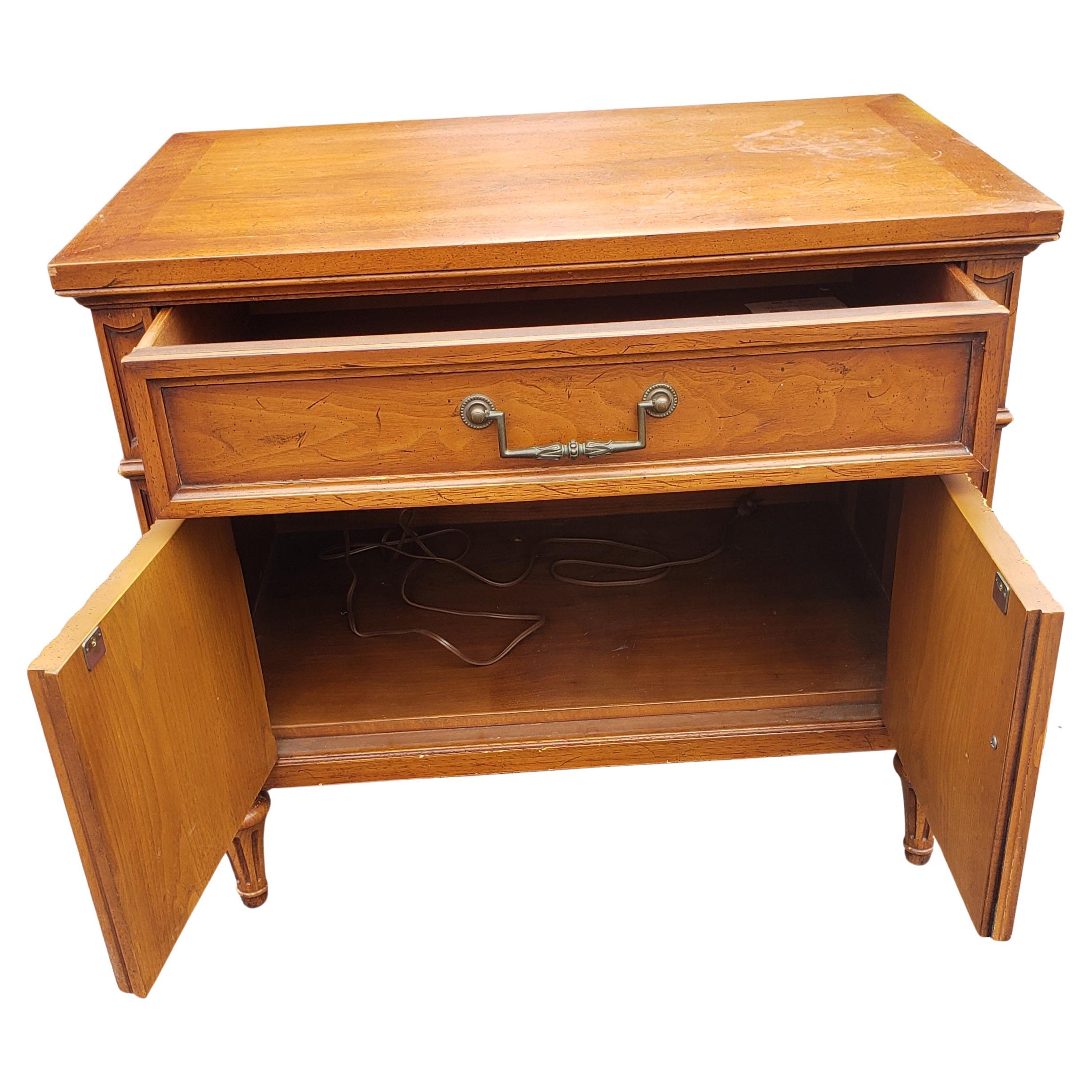 Mid-Century Henredon Custom Folio One Fruitwood Bedside Tables, a Pair In Good Condition For Sale In Germantown, MD