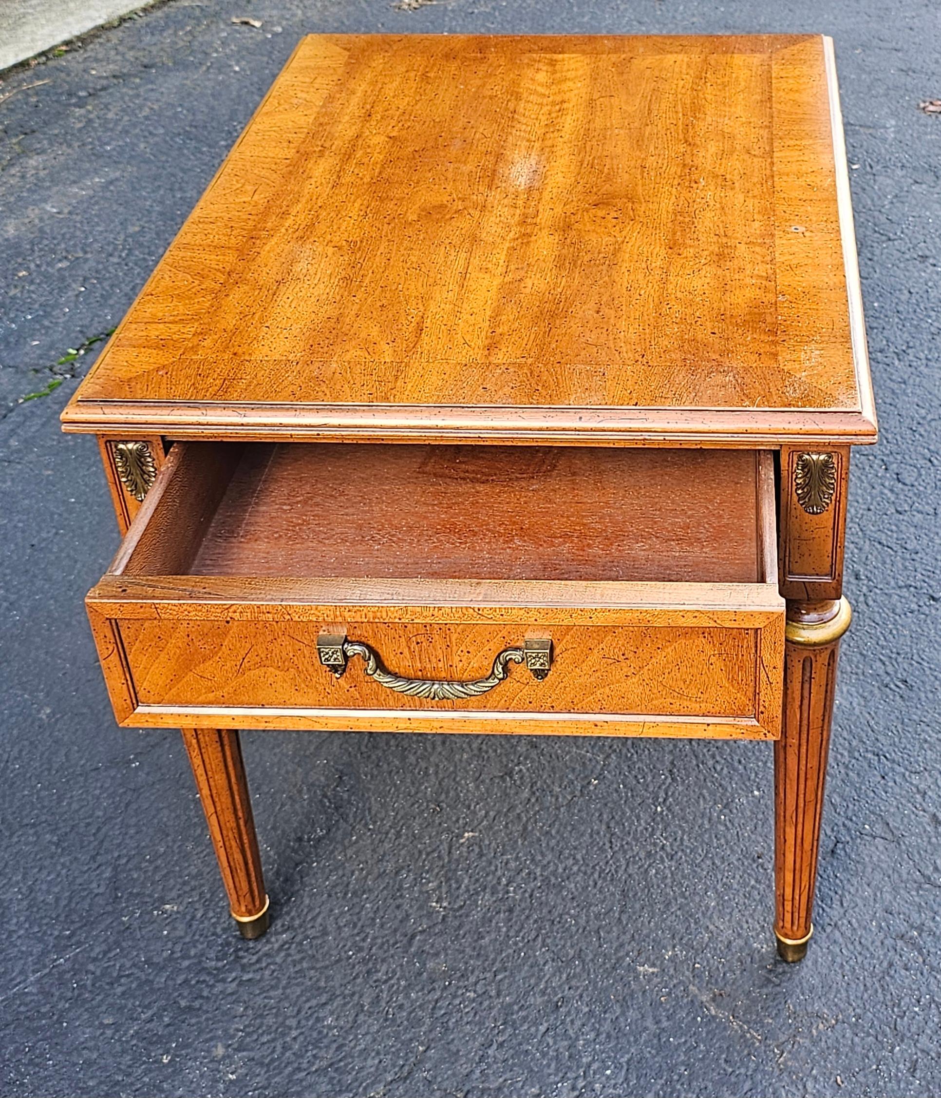 Tables de montage en bois de fruitier doré et laiton du milieu du siècle de Henredon Fine Furniture en vente 3