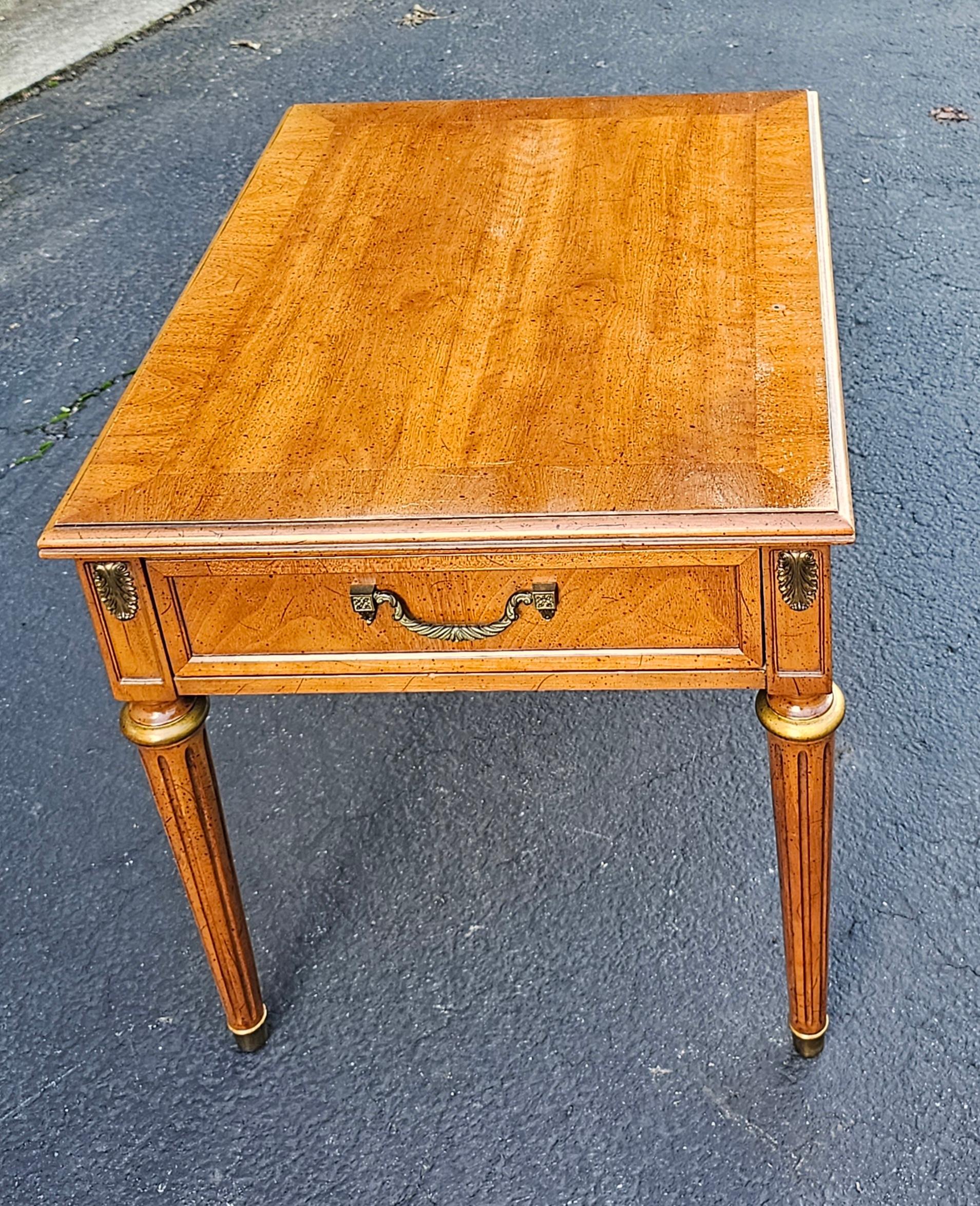 Tables de montage en bois de fruitier doré et laiton du milieu du siècle de Henredon Fine Furniture en vente 4