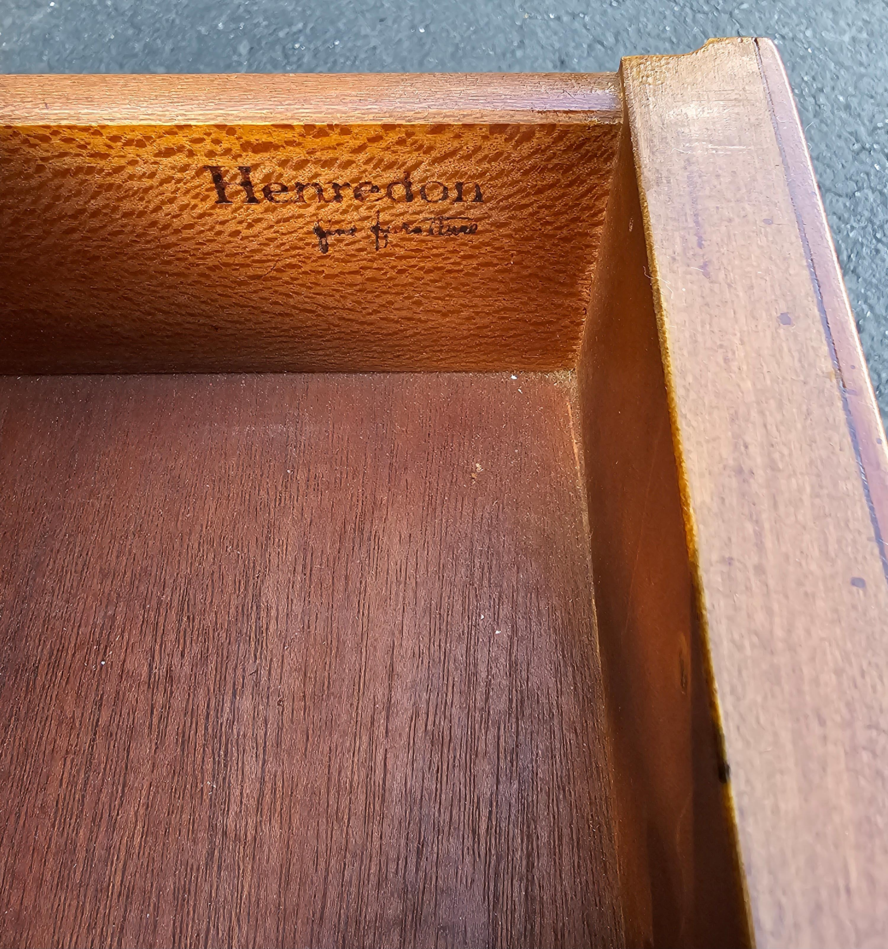 Tables de montage en bois de fruitier doré et laiton du milieu du siècle de Henredon Fine Furniture en vente 6
