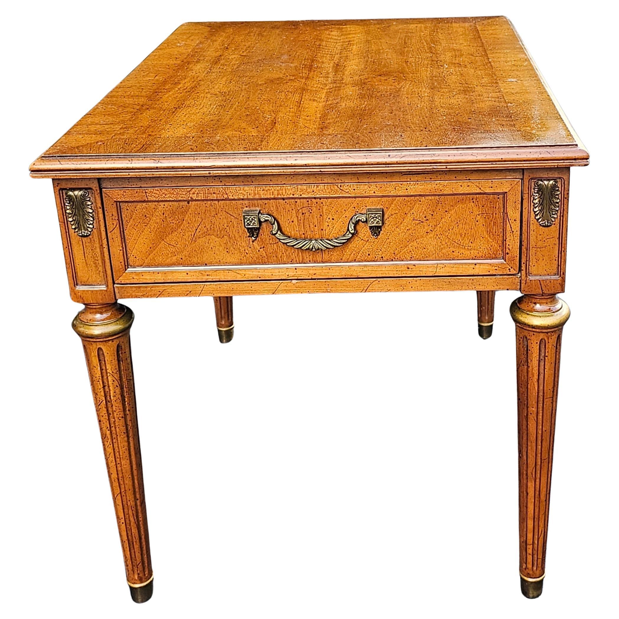 Mid-Century Modern Tables de montage en bois de fruitier doré et laiton du milieu du siècle de Henredon Fine Furniture en vente