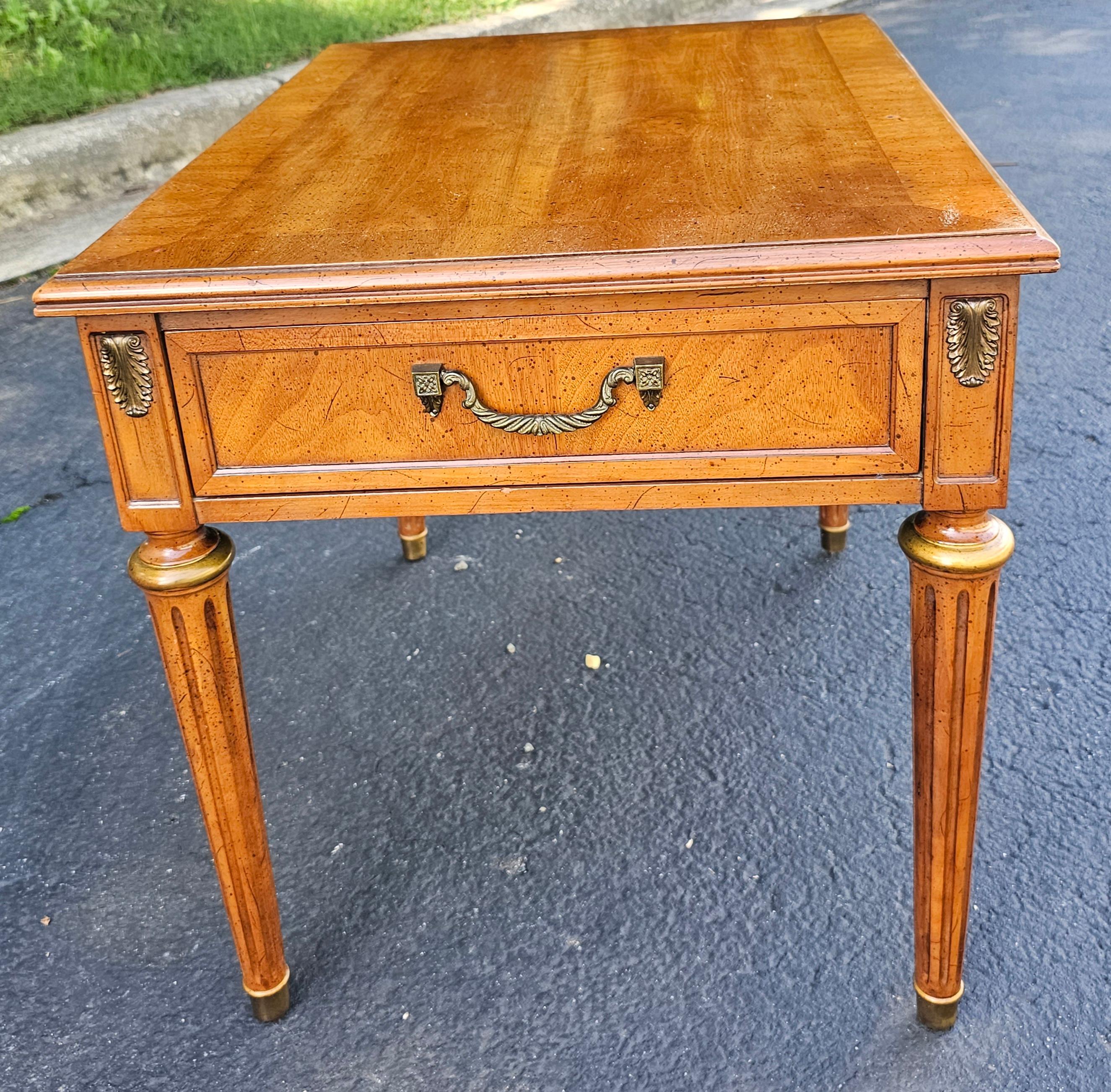 Américain Tables de montage en bois de fruitier doré et laiton du milieu du siècle de Henredon Fine Furniture en vente
