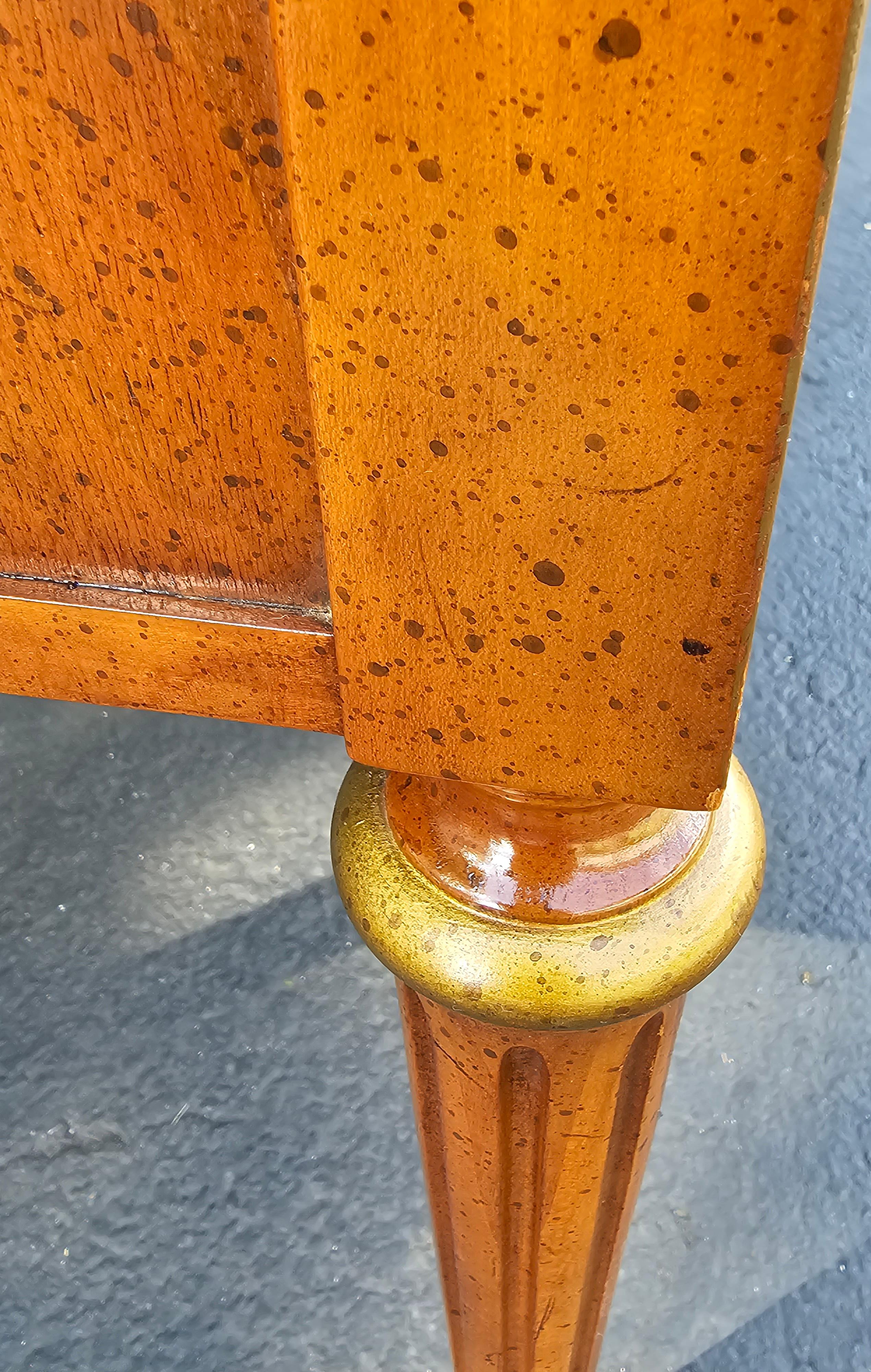 Tables de montage en bois de fruitier doré et laiton du milieu du siècle de Henredon Fine Furniture Bon état - En vente à Germantown, MD