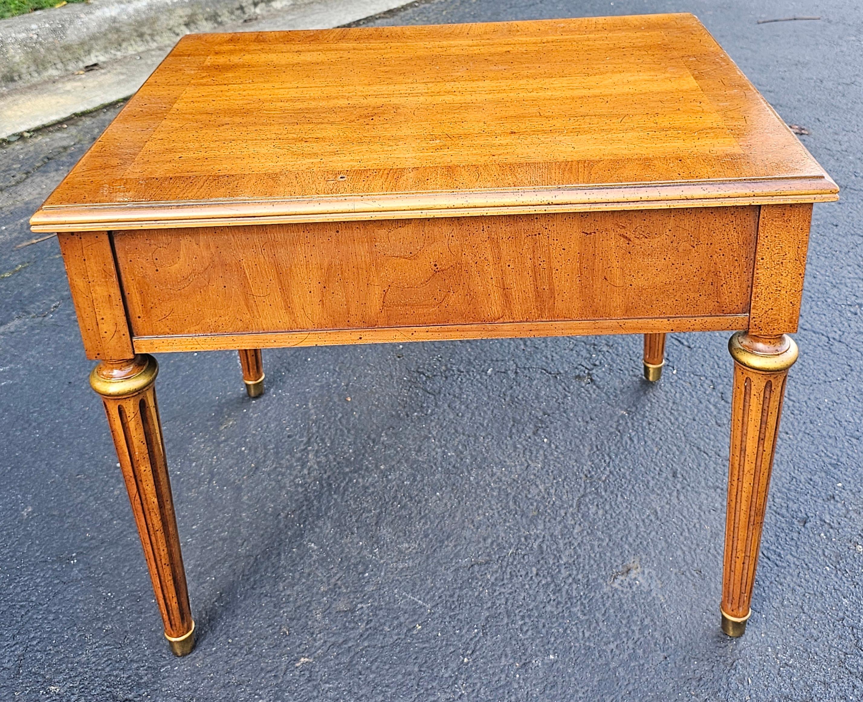 Tables de montage en bois de fruitier doré et laiton du milieu du siècle de Henredon Fine Furniture en vente 1