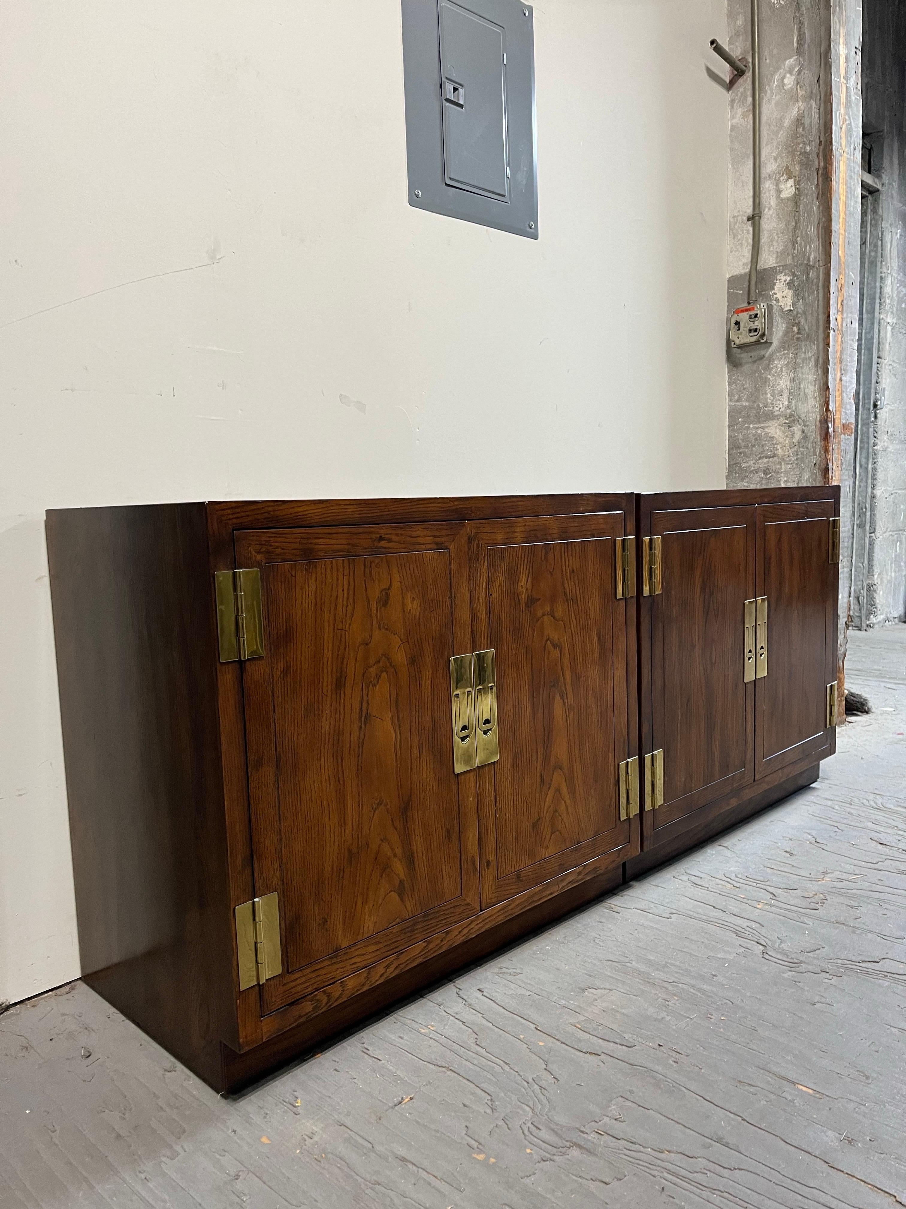 Classico, senza tempo, di metà secolo, Henredon Scene One Campaigner Side Cabinet. La bella venatura è compensata dalla ferramenta in ottone a contrasto.
Misura 32