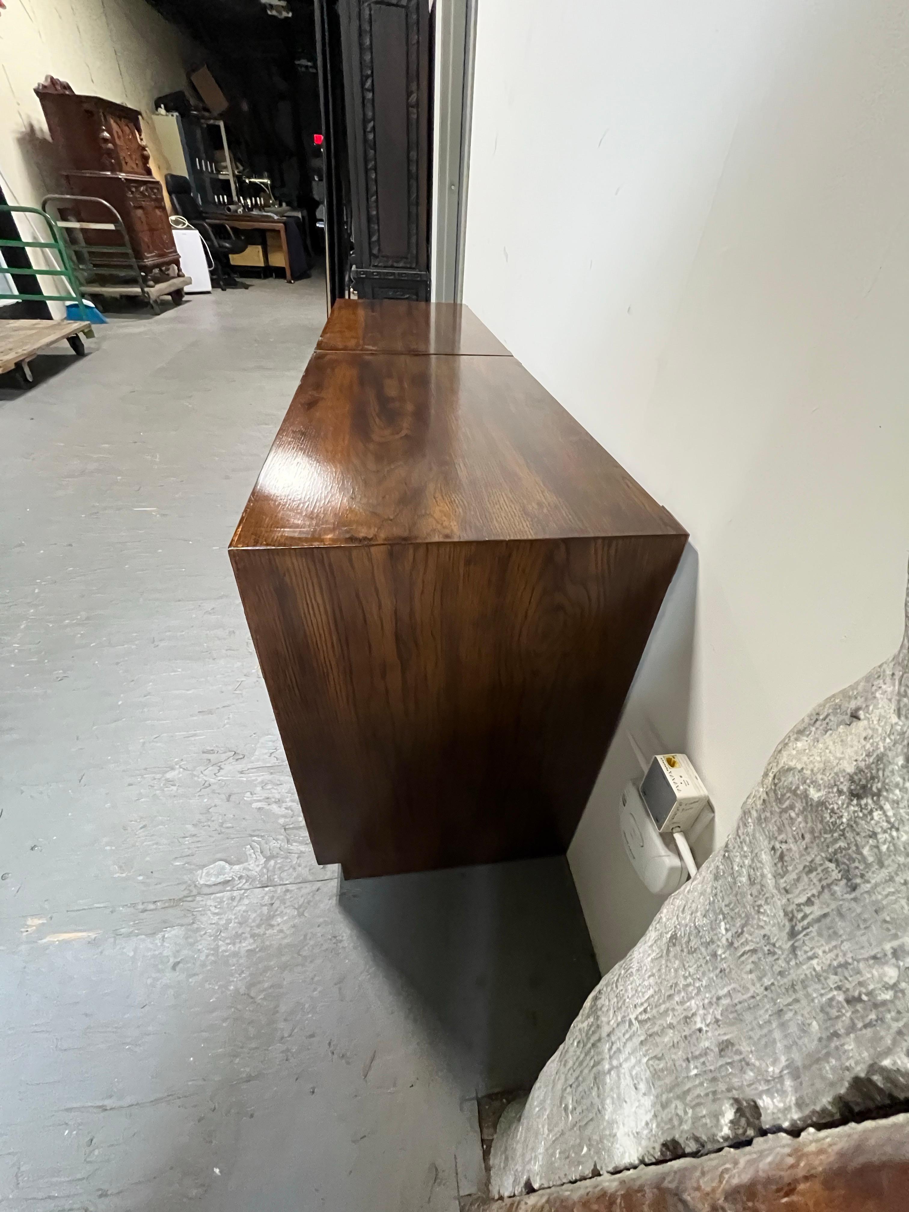 Mid-Century moderno Armadietti Campaigner di metà secolo in noce e ottone di Henredon in vendita