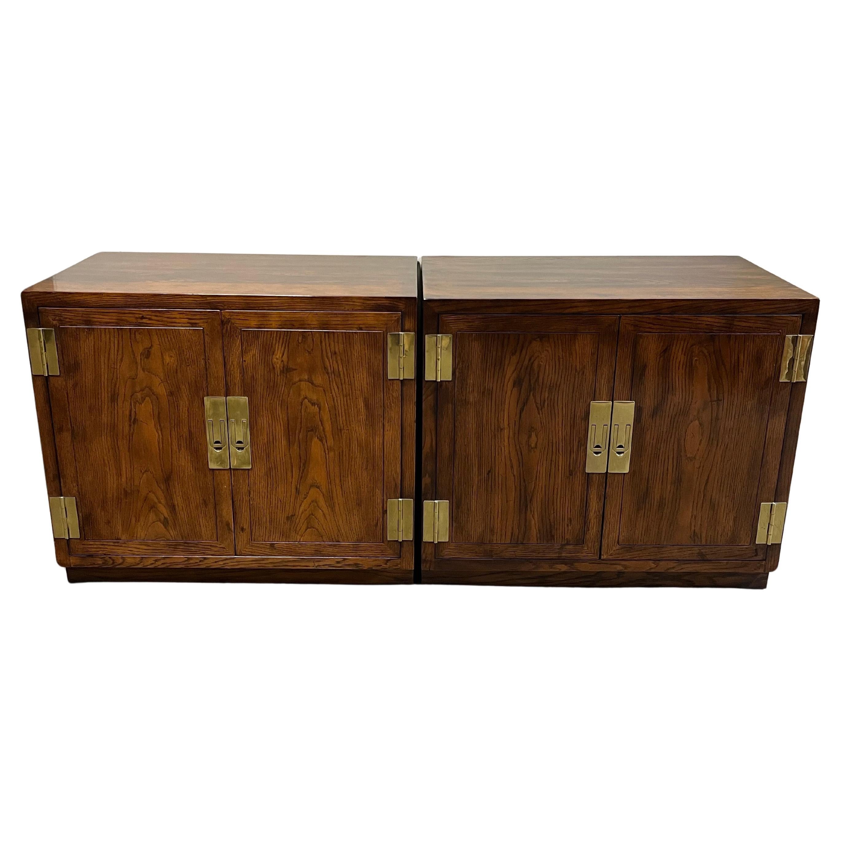 Mid-Century Henredon Nussbaum und Messing Campaigner Seitenschränke