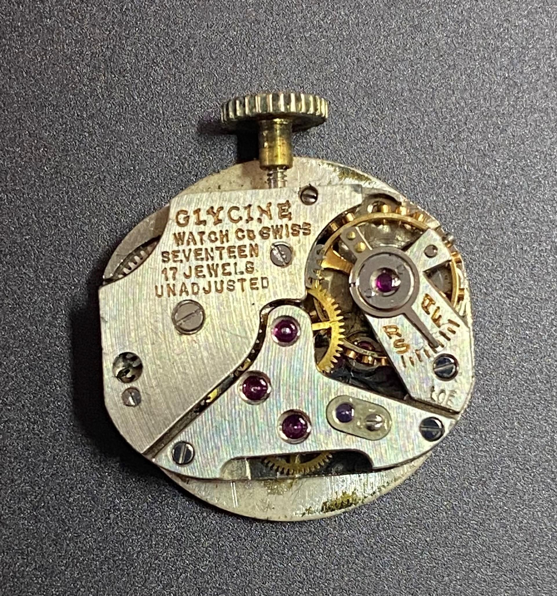 Henso Retro-Armbanduhr aus 14kt Gold mit abgestuften Perlen aus der Mitte des Jahrhunderts im Angebot 1
