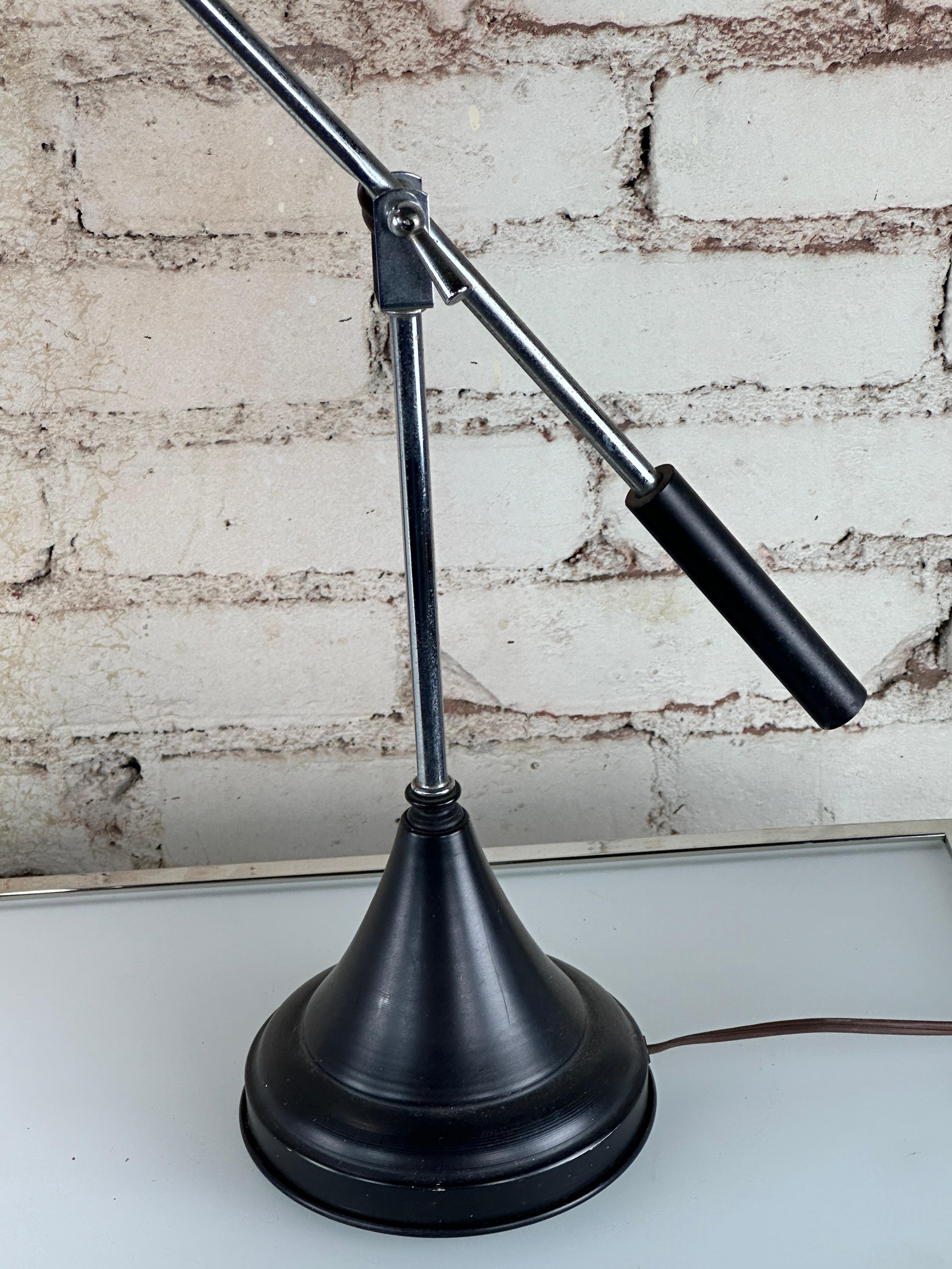 Mid-Century Modern Lampadaire du milieu du siècle en métal émaillé noir et chrome Herda en vente