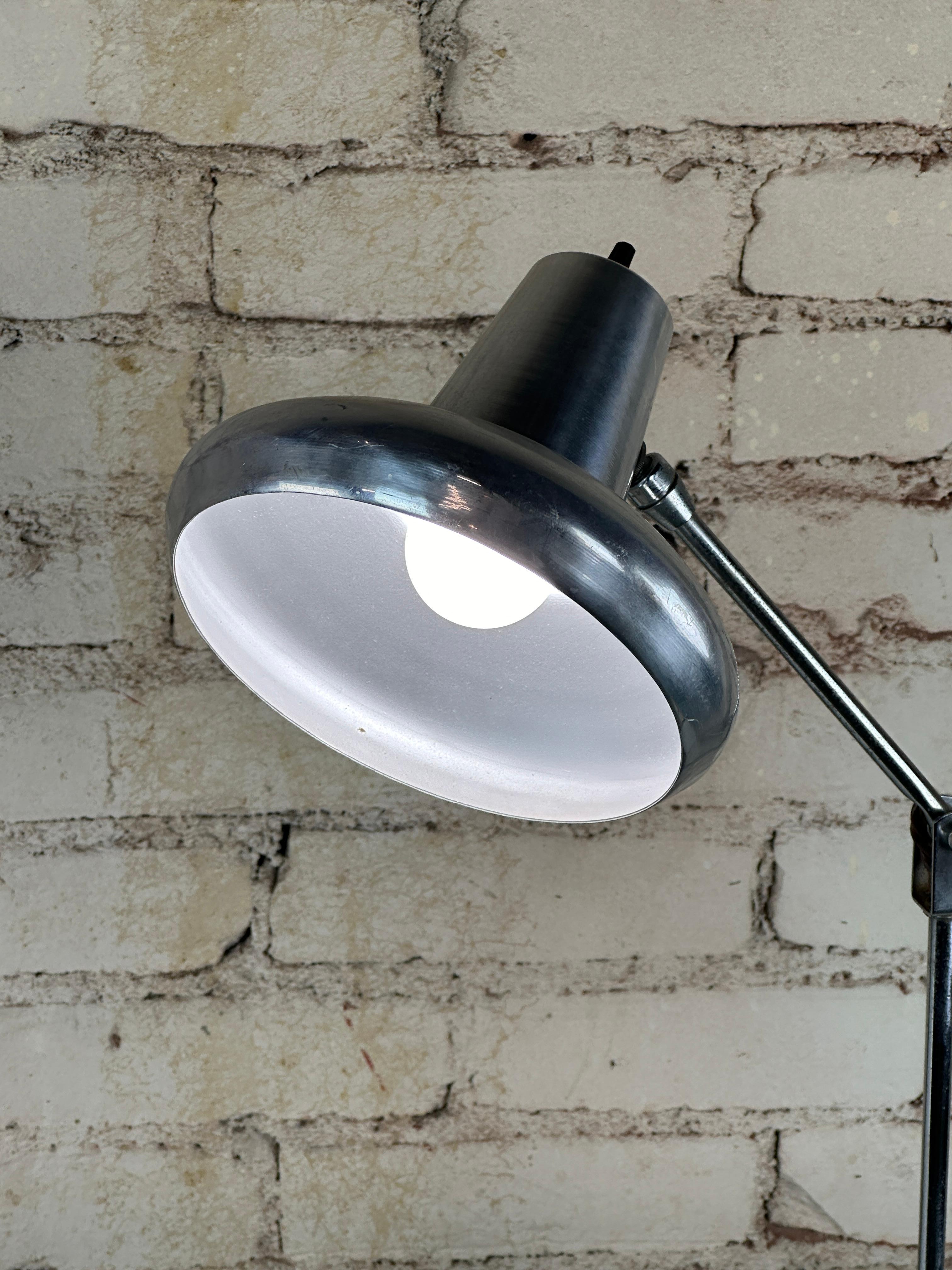 Américain Lampadaire du milieu du siècle en métal émaillé noir et chrome Herda en vente