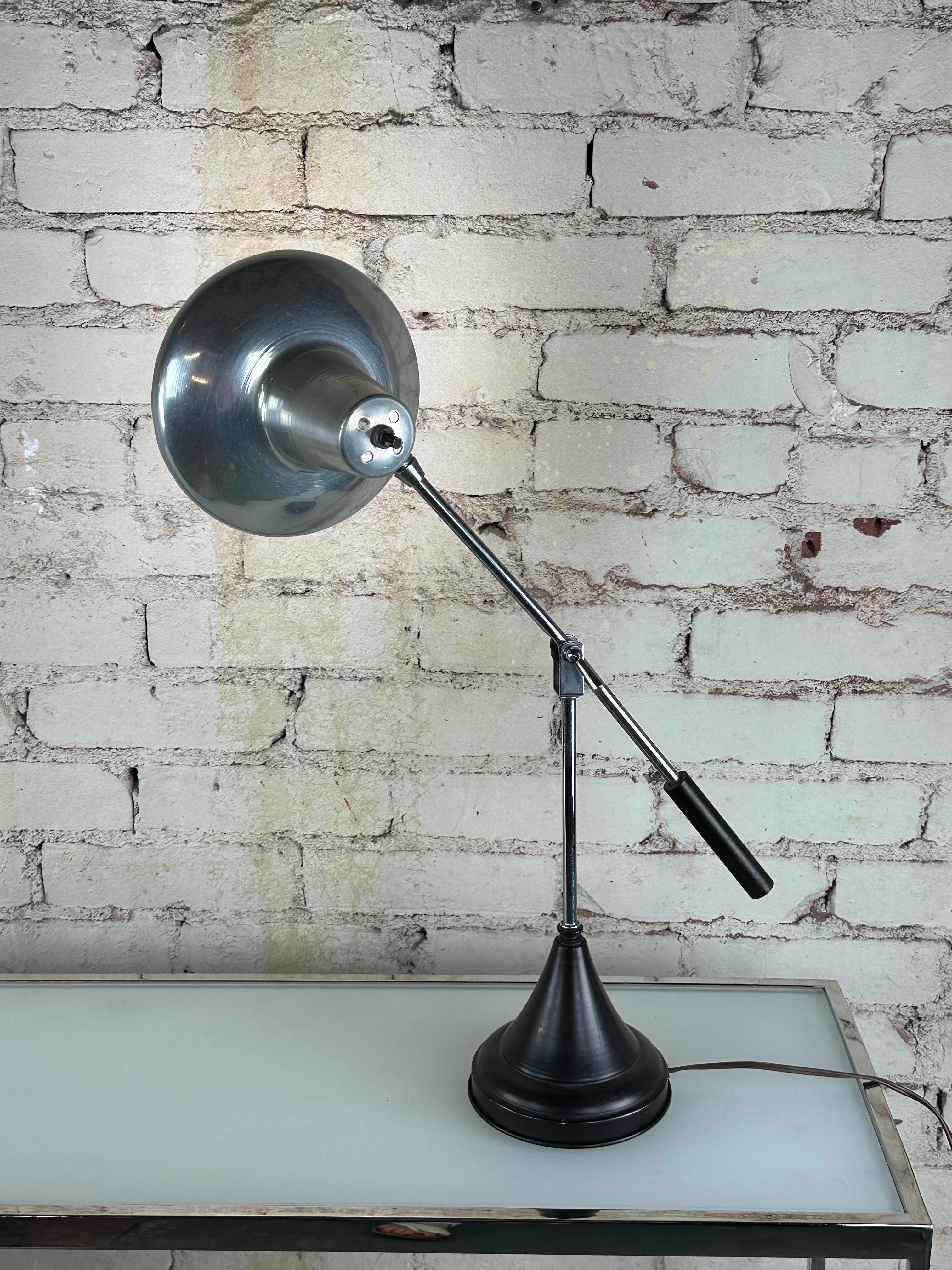 Lampadaire du milieu du siècle en métal émaillé noir et chrome Herda Bon état - En vente à Pasadena, CA