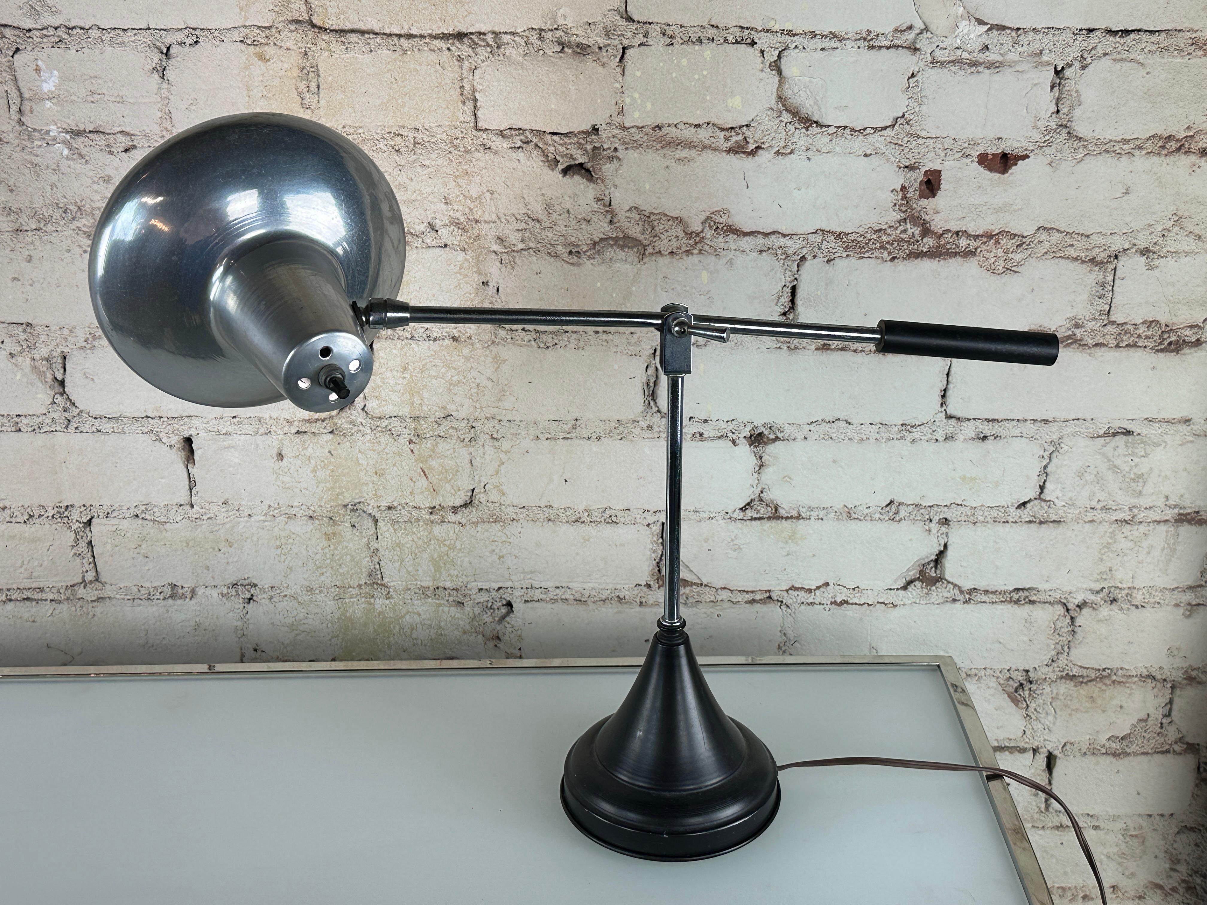 20ième siècle Lampadaire du milieu du siècle en métal émaillé noir et chrome Herda en vente