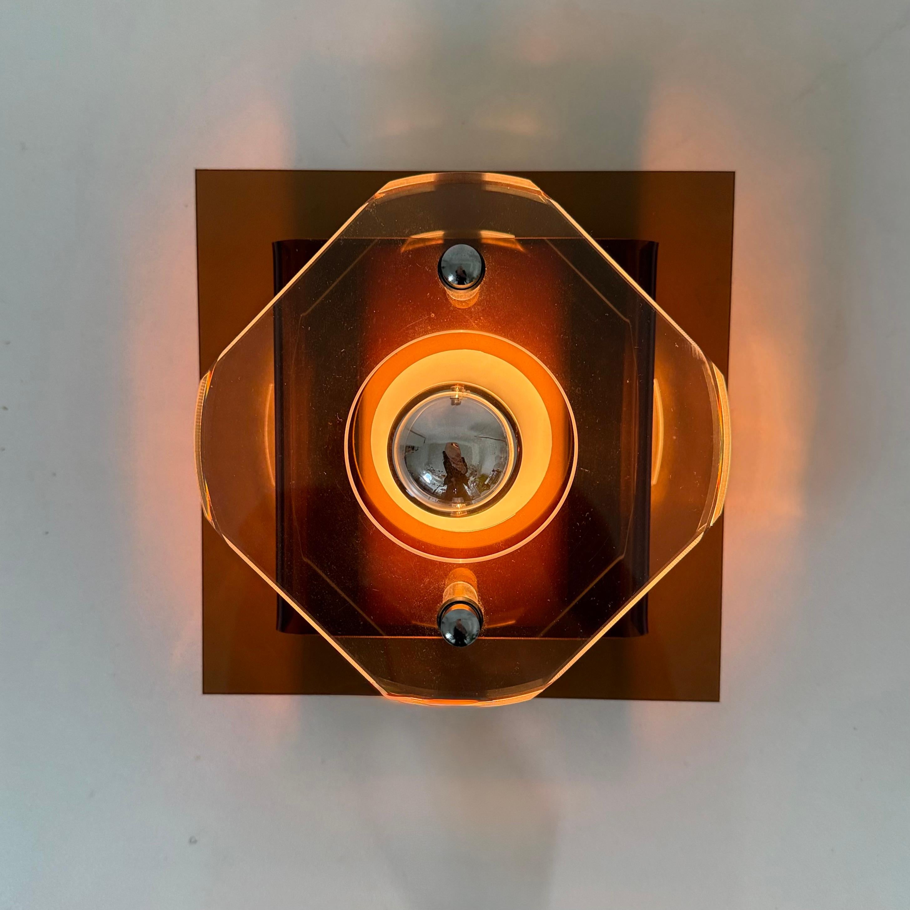 Dimensions: 20cm Width , 20 cm Height , 12,5cm Depth
Condition: Good
Material: plexiglass , metal
Color: Brown