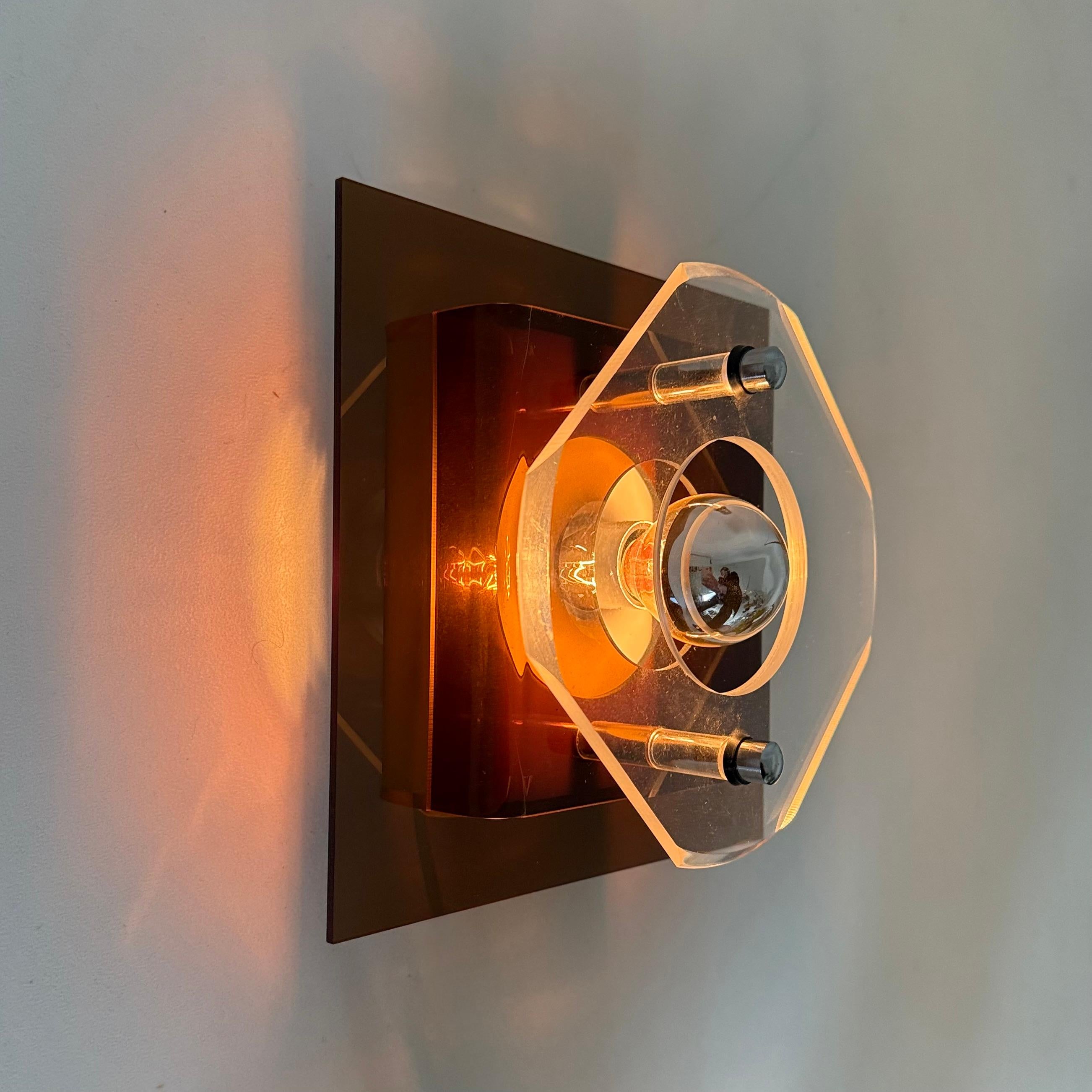 Mid century Herda Plexiglas wall lamp sconce , 1970s In Good Condition In Delft, NL