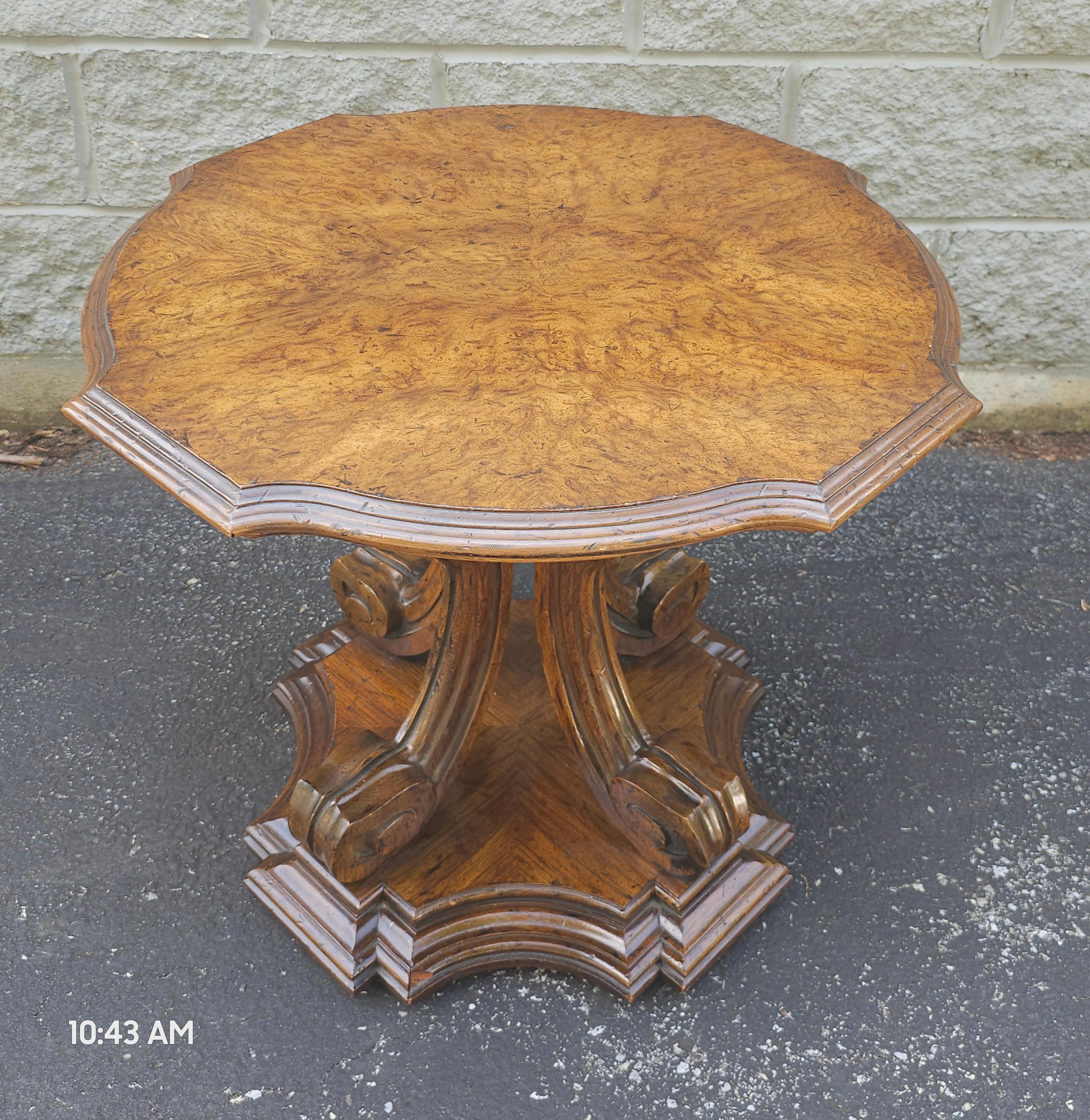 Ein Mid-Century Heritage Burl Walnuss Sockel Beistelltisch in großen Vintage-Zustand. Misst 25