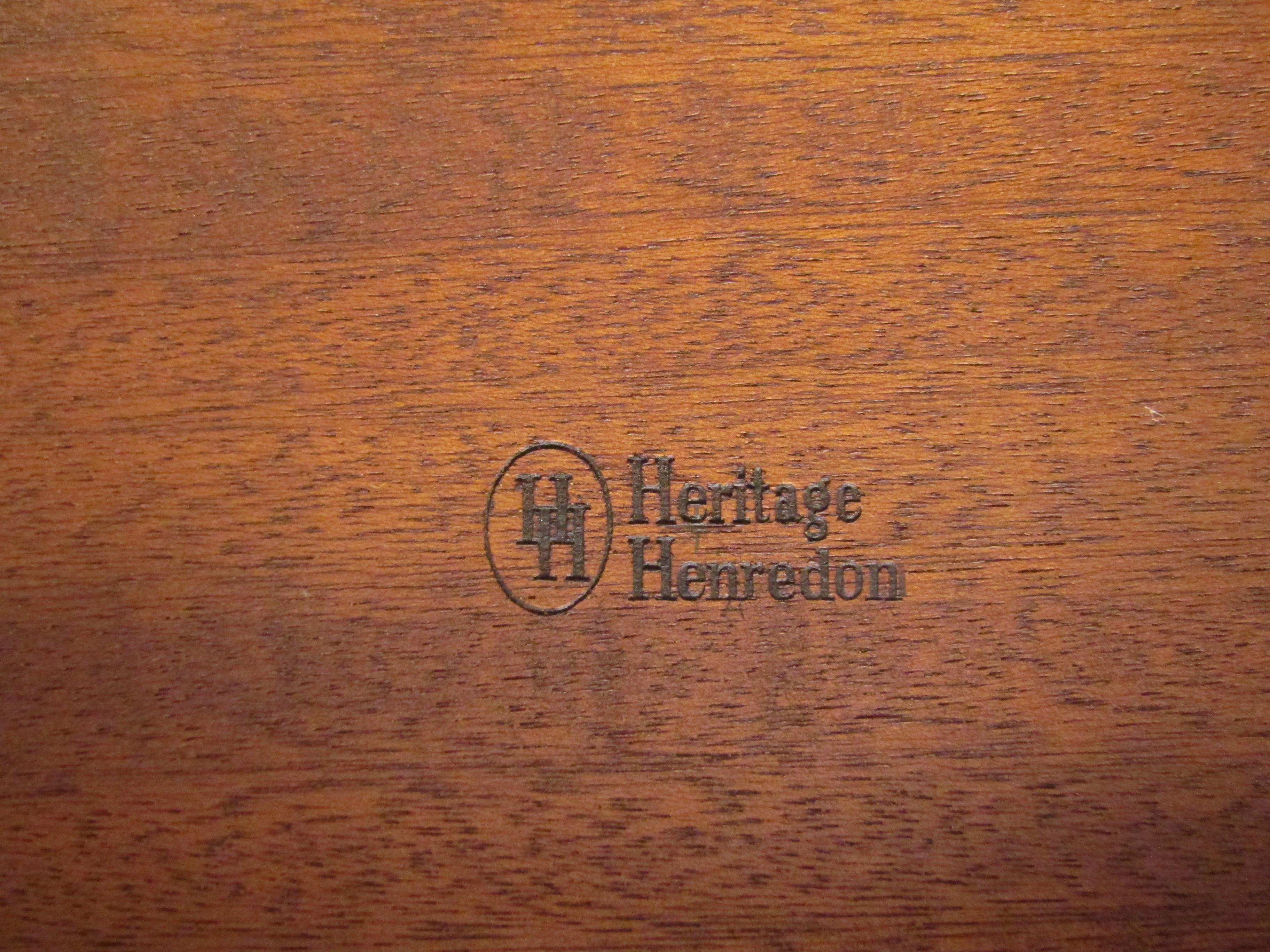 Table de salle à manger Heritage-Henredon en noyer à feuilles tombantes du milieu du siècle dernier en vente 9