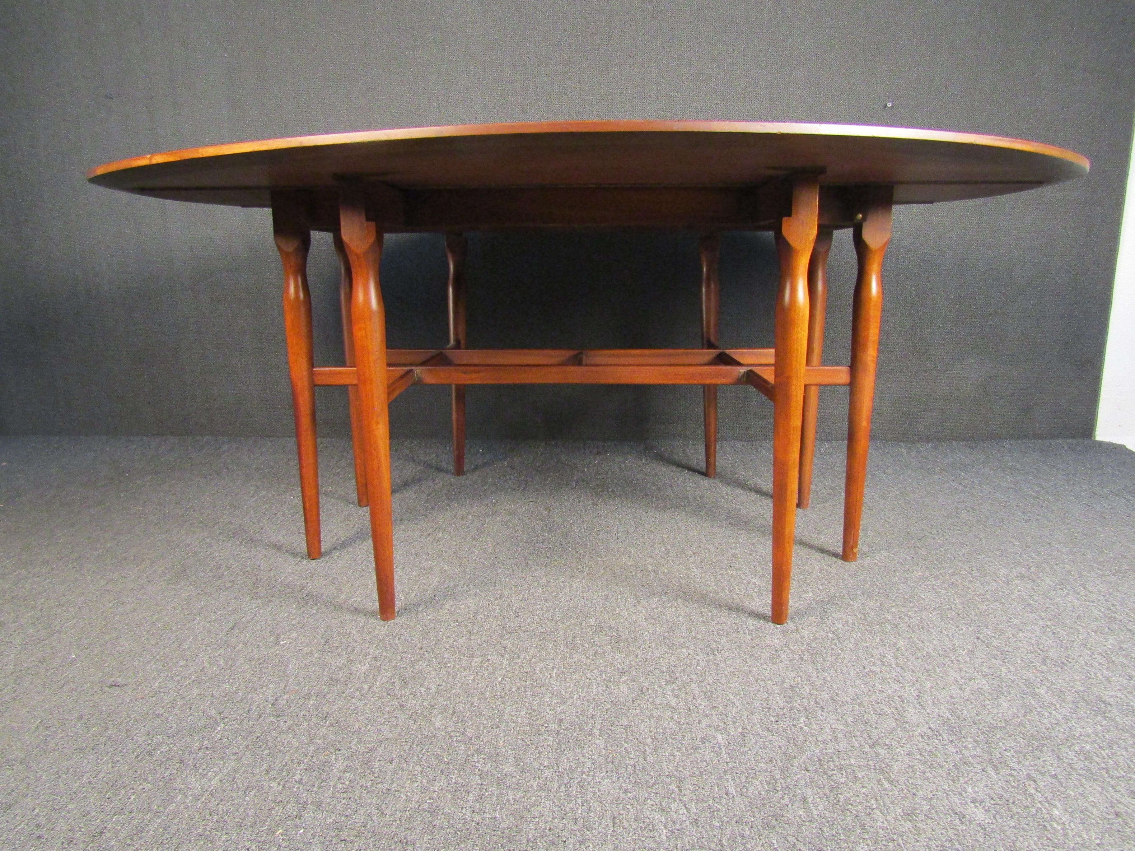 Mid-Century Heritage-Henredon Esstisch aus Nussbaumholz mit hängenden Blättern (Moderne der Mitte des Jahrhunderts) im Angebot
