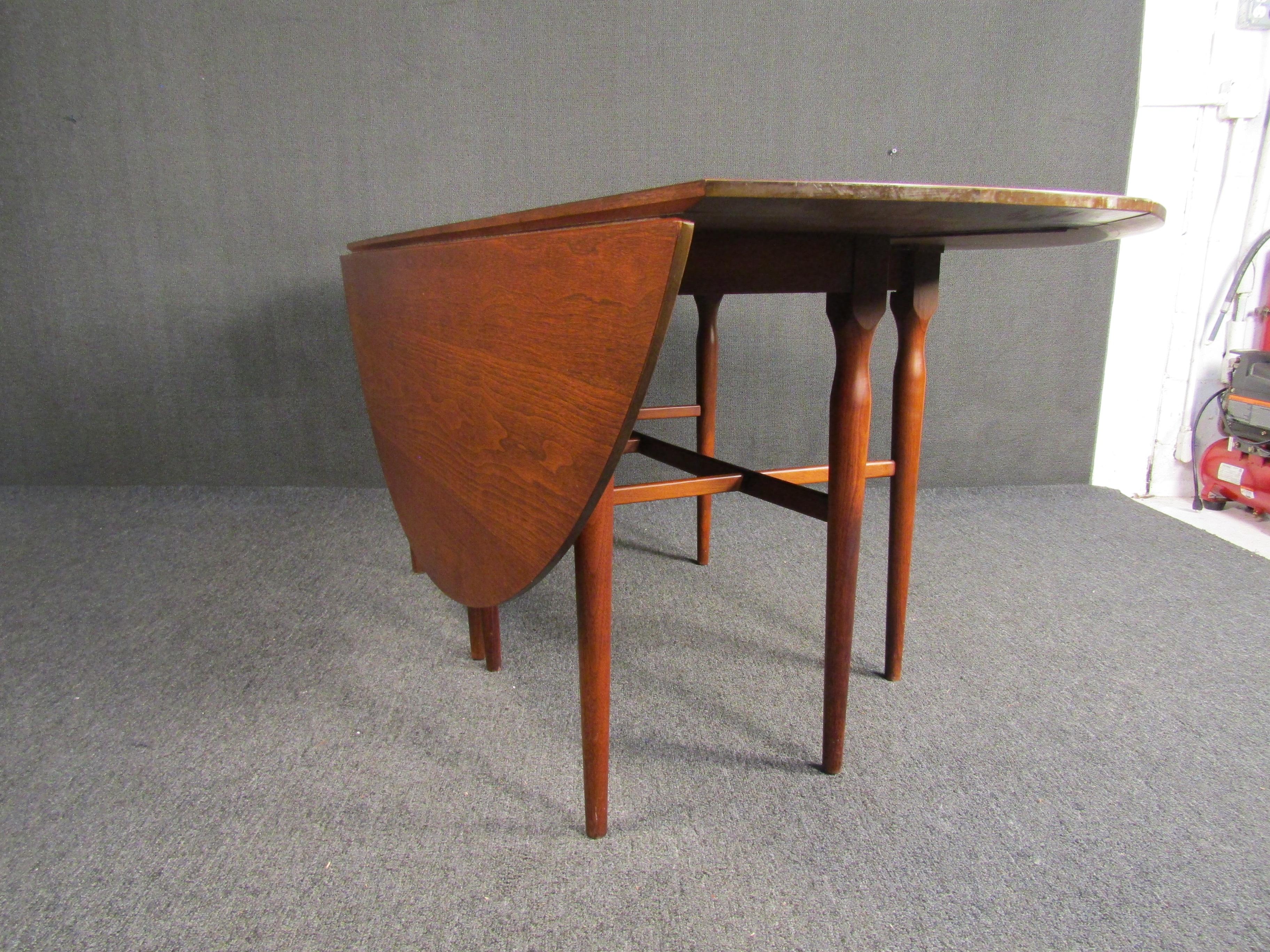 Mid-Century Heritage-Henredon Walnut Drop Leaf Dining Table In Good Condition For Sale In Brooklyn, NY